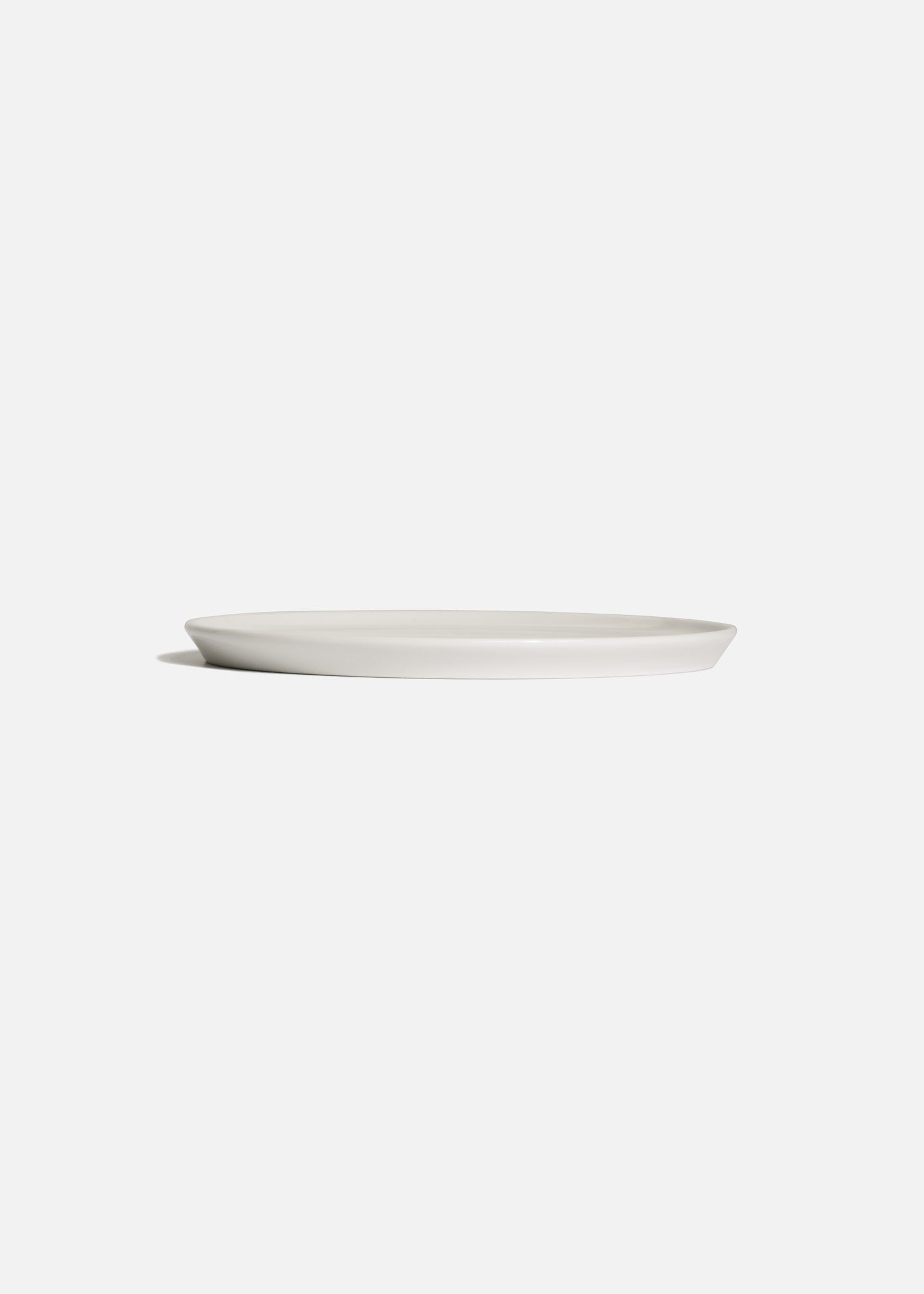 Detalle del diseño minimalista del plato Hygge
