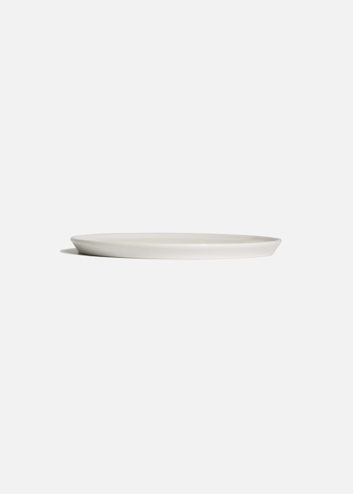 Detalle del diseño minimalista del plato Hygge