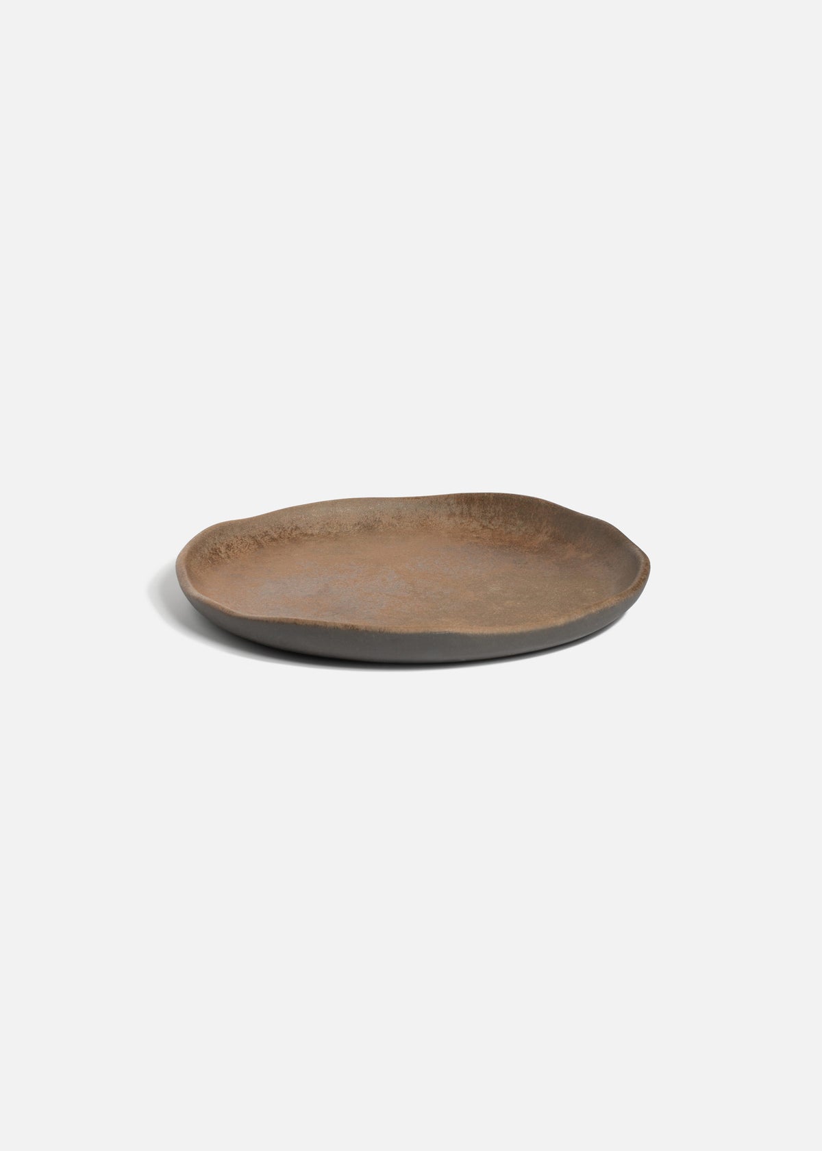 Plato trinche Bonna Cresta Bazalith de porcelana café de 19 cm, vista completa con borde elevado.