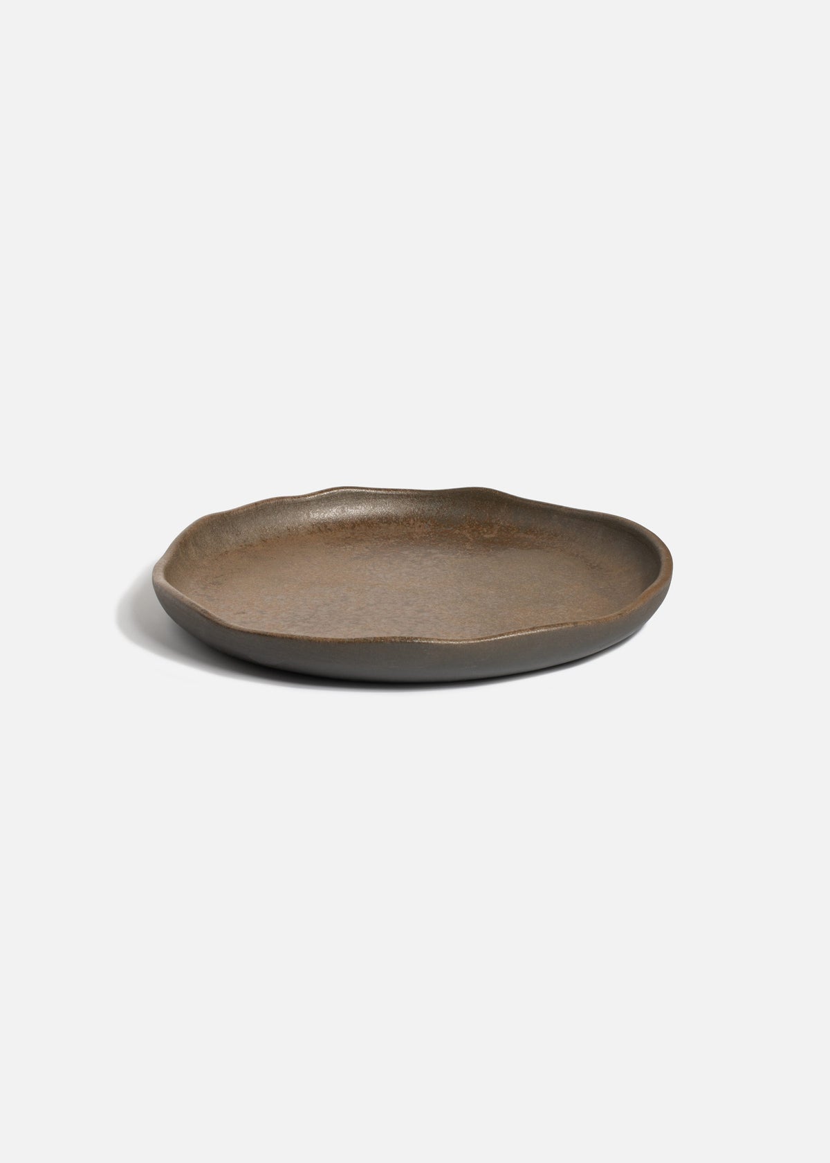 Plato trinche Bonna Cresta Bazalith de porcelana café de 21 cm, vista completa con borde elevado.