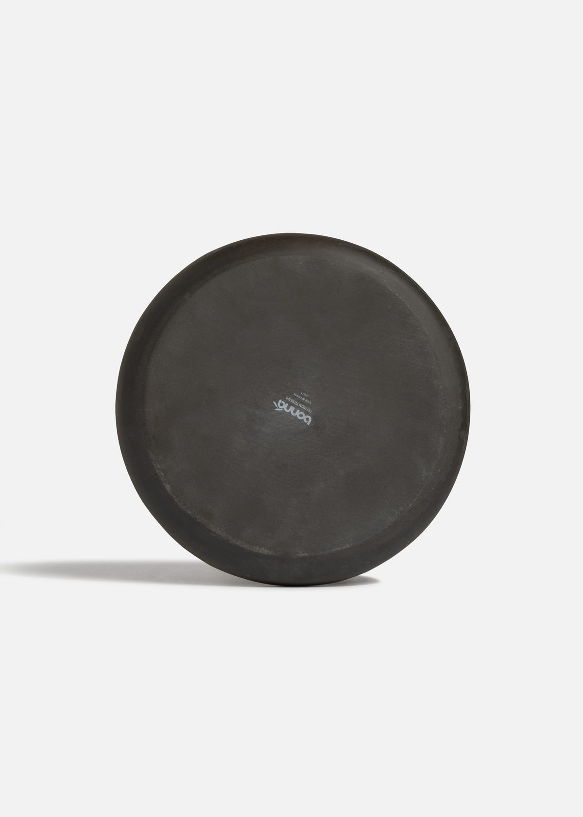Reverso del plato trinche Cresta Bazalith con marca Bonna y origen Turquía.