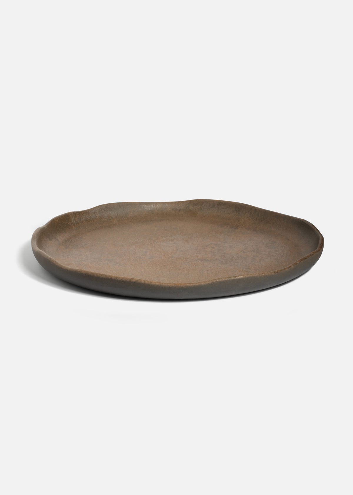 Plato trinche Bonna Cresta Bazalith de porcelana café de 27 cm, vista completa con borde elevado.