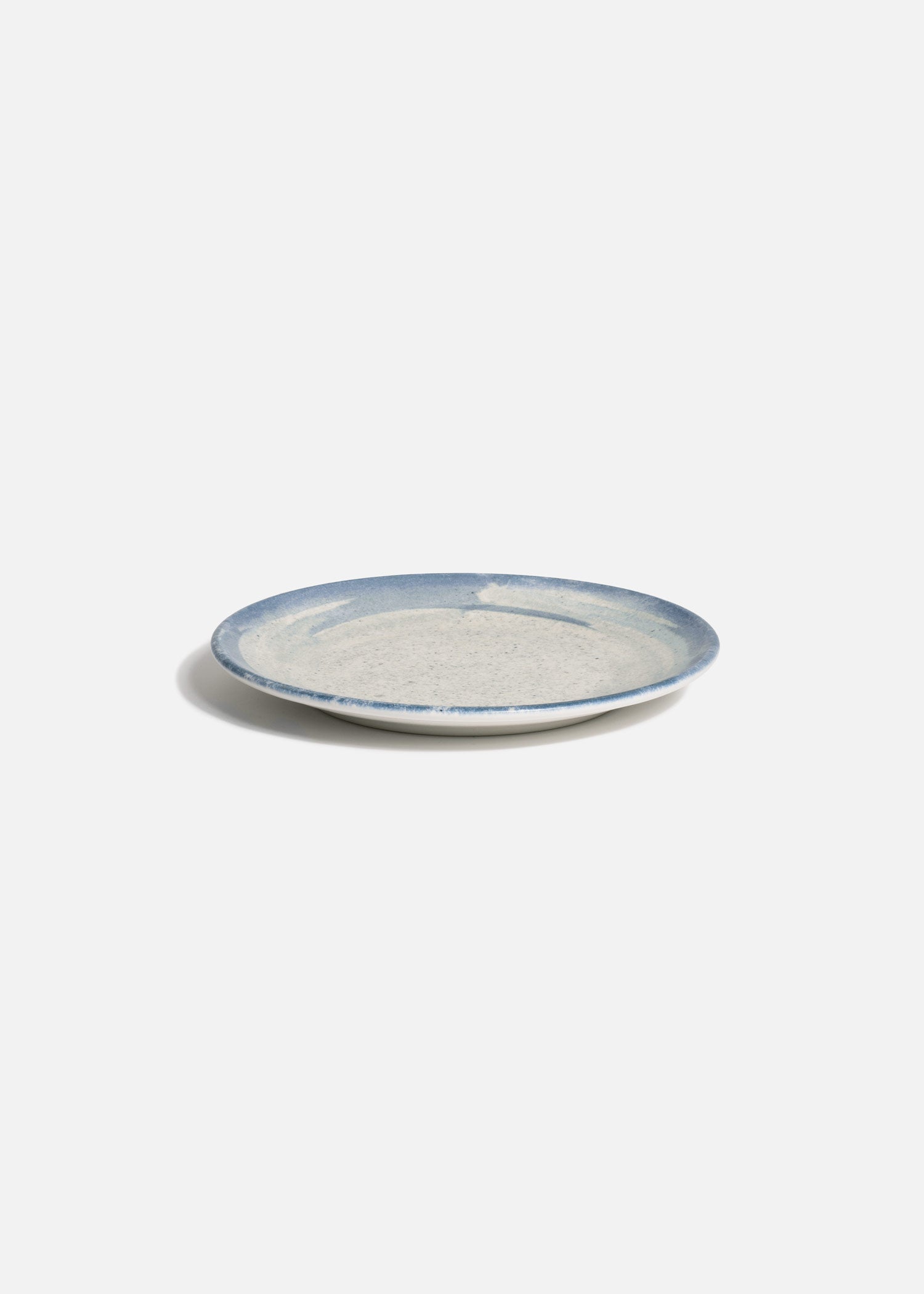 Plato de porcelana blanco con acabado artesanal azul