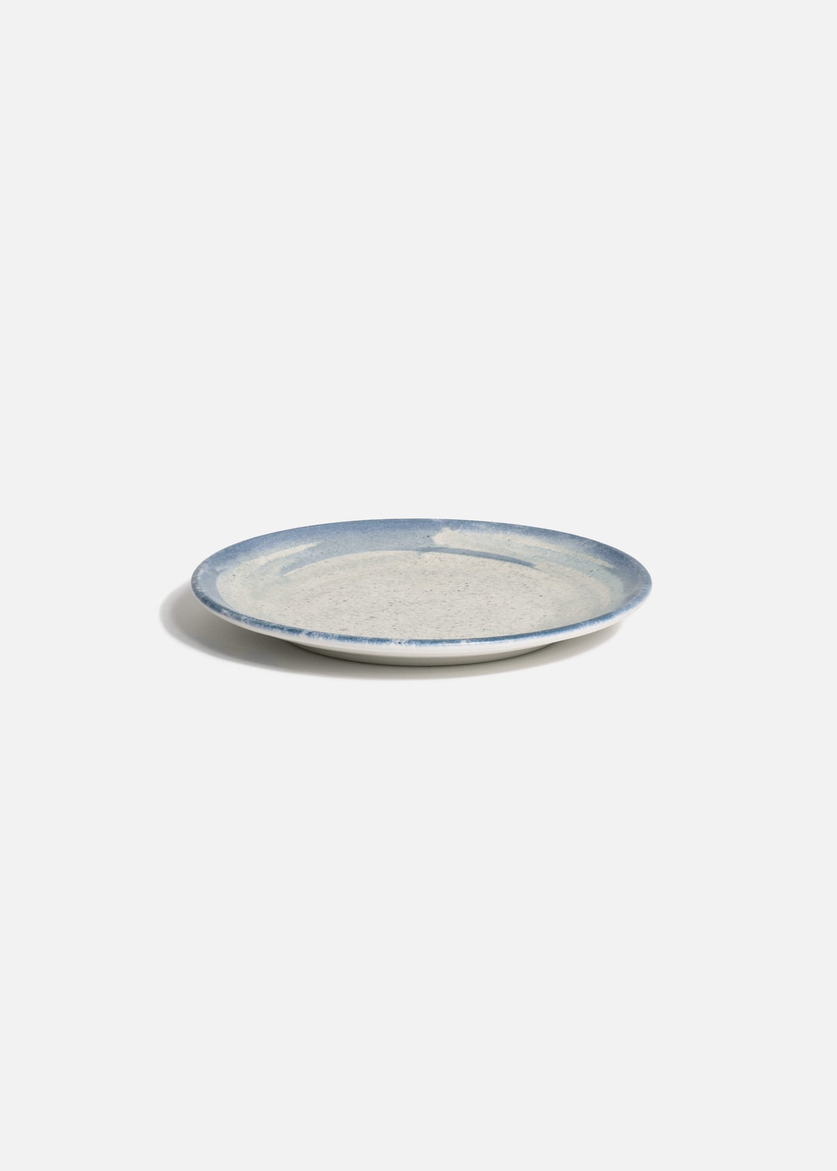 Plato de porcelana blanco con acabado artesanal azul