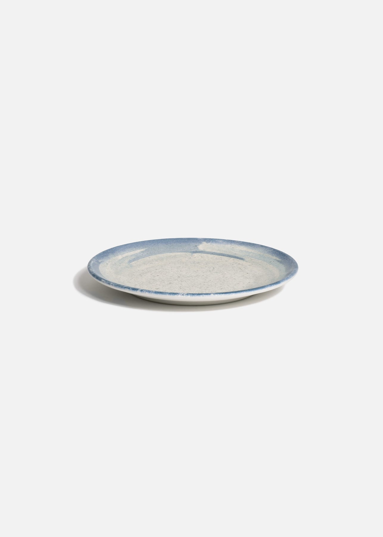 Plato de porcelana blanco con acabado artesanal azul