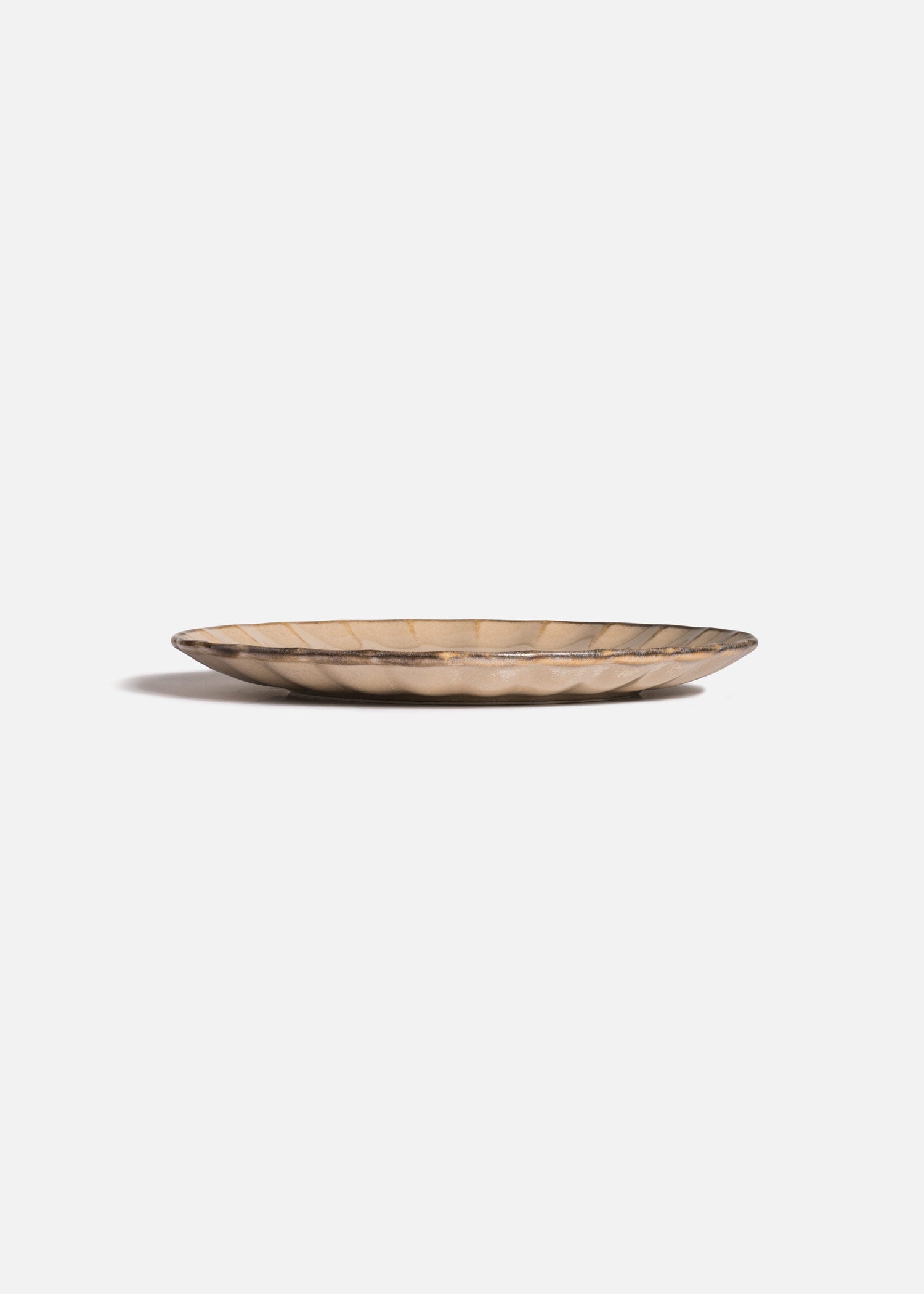 Detalle del borde con relieves del plato East Sand