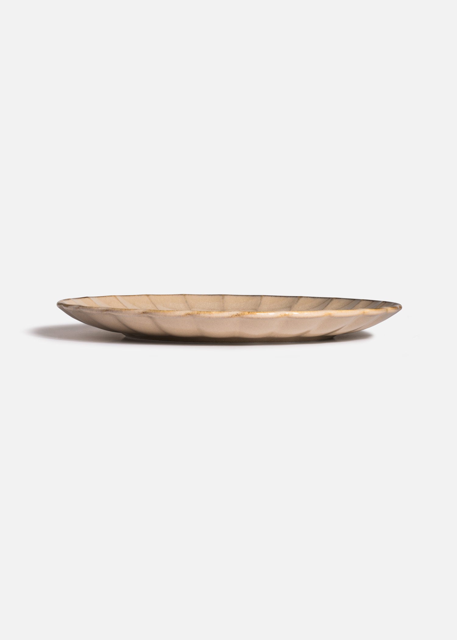 Plato beige de porcelana para presentación gourmet