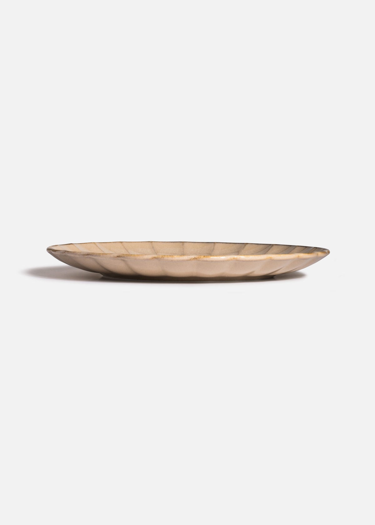 Plato beige de porcelana para presentación gourmet