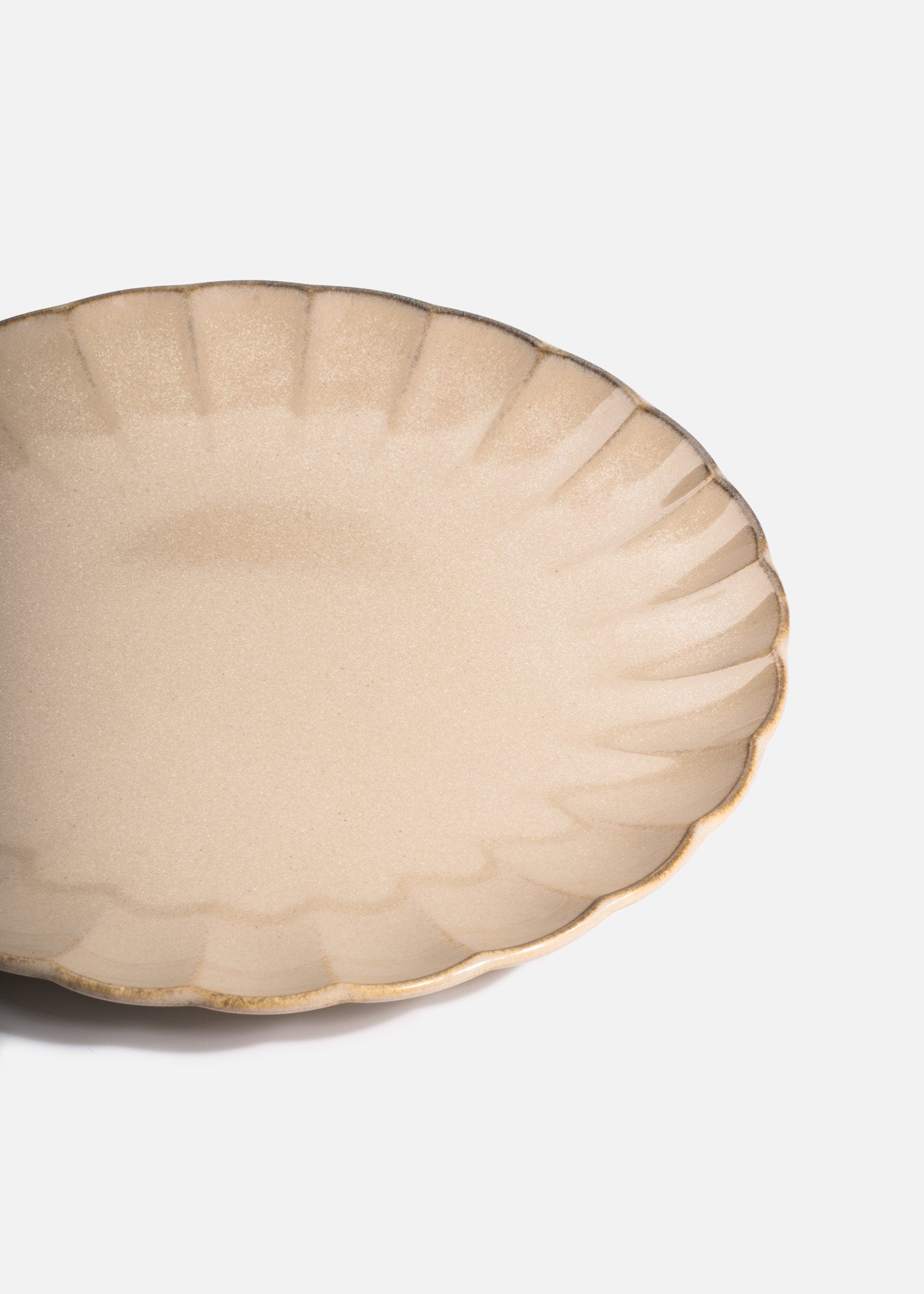 Detalle del borde ondulado del plato East Sand