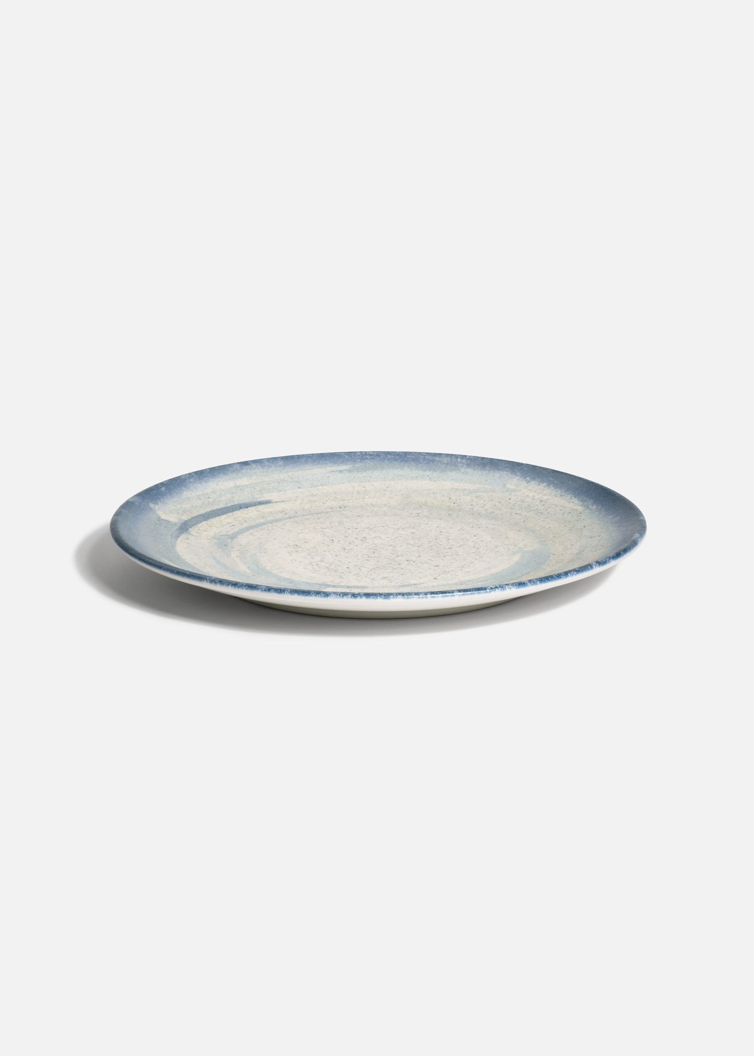 Detalle del borde azul del plato de porcelana Harena