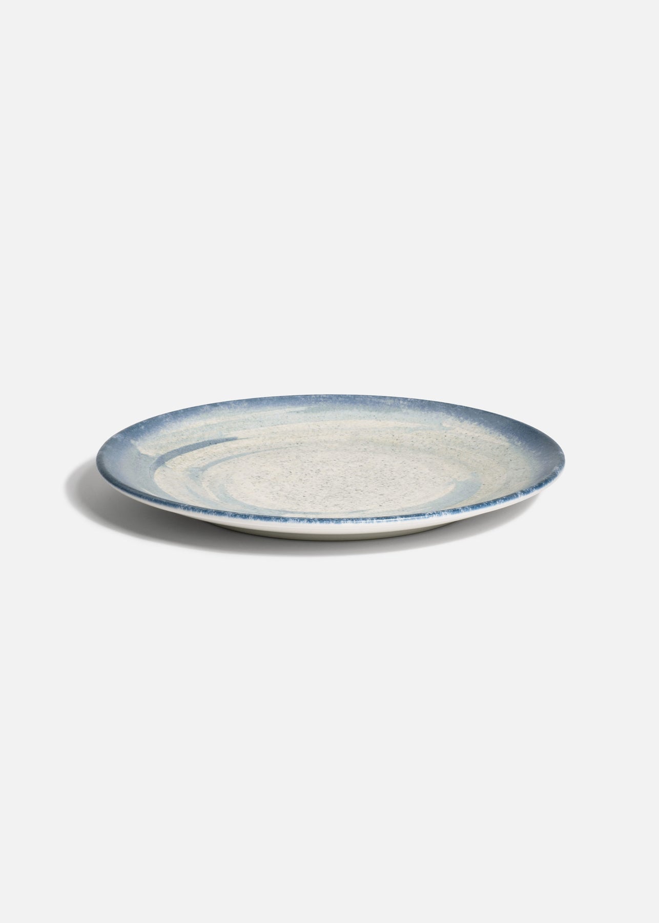Detalle del borde azul del plato de porcelana Harena