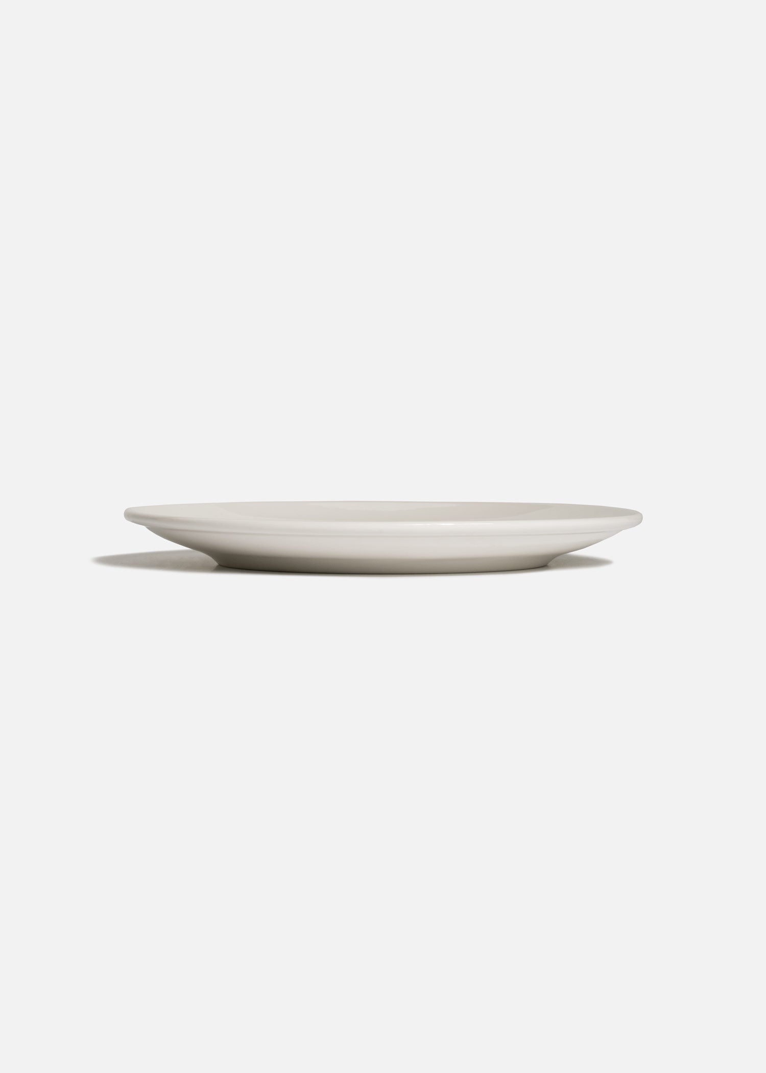 Plato de porcelana blanco con superficie amplia y lisa