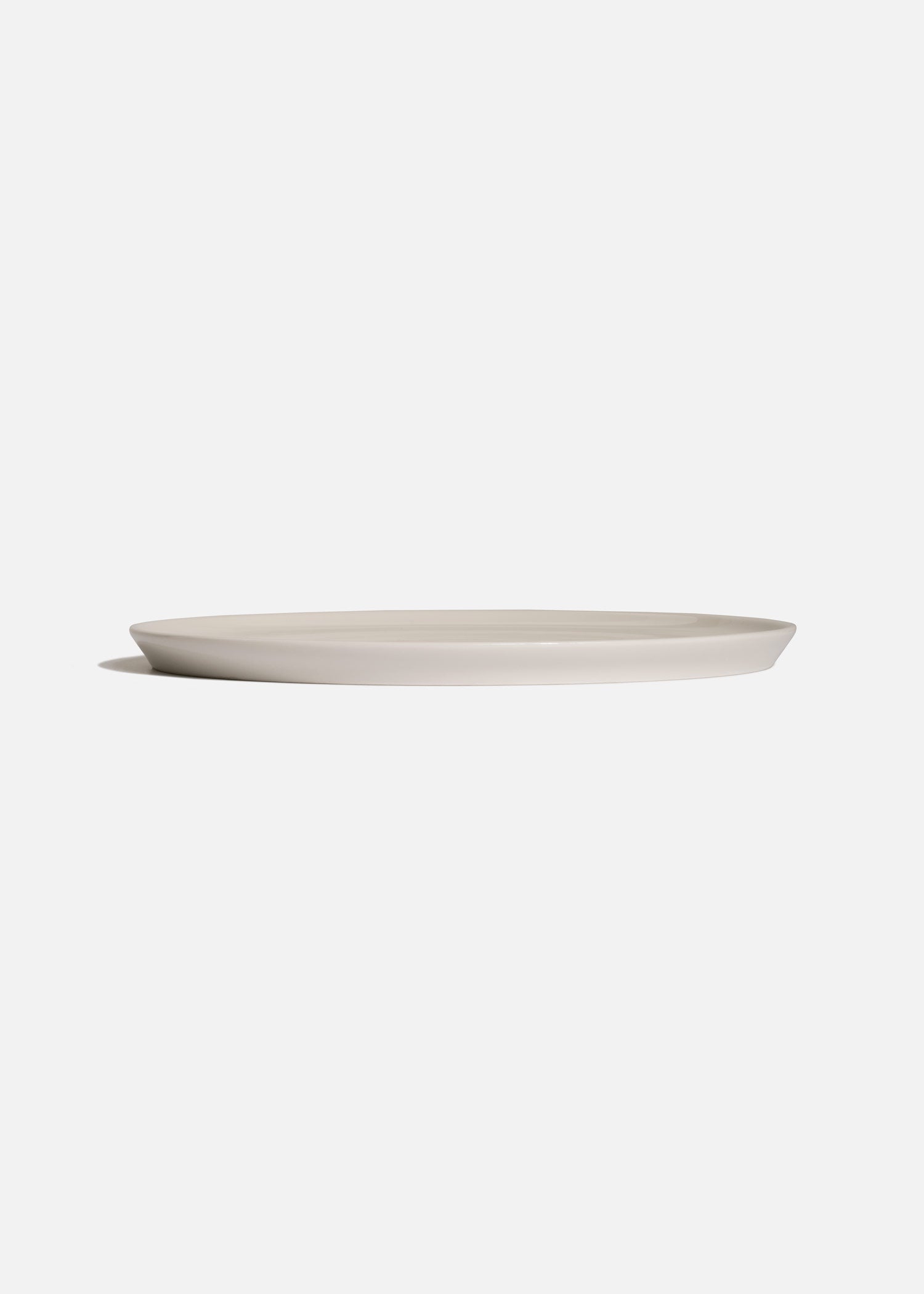 Plato de porcelana blanco con superficie amplia para emplatado