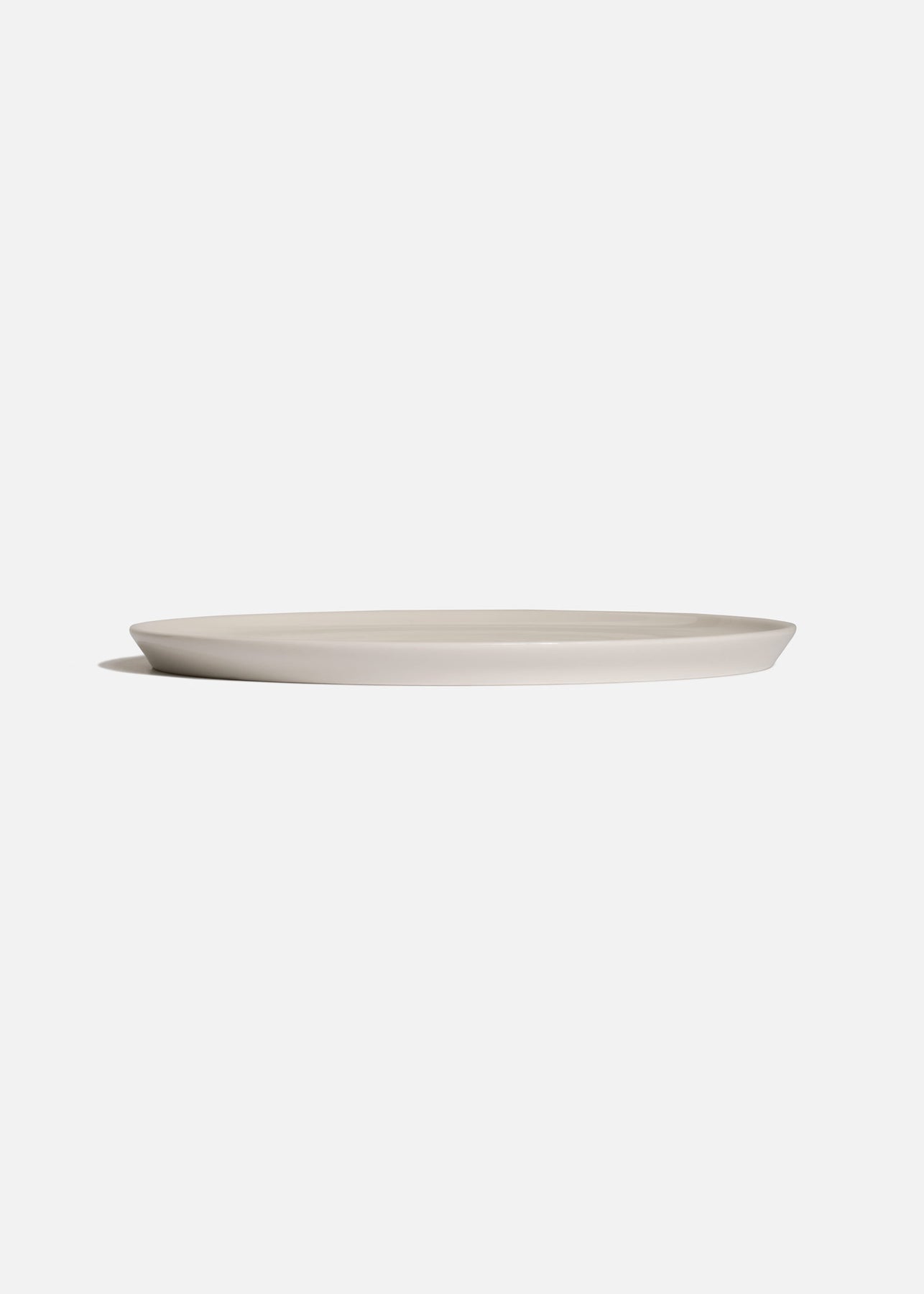 Plato de porcelana blanco con superficie amplia para emplatado