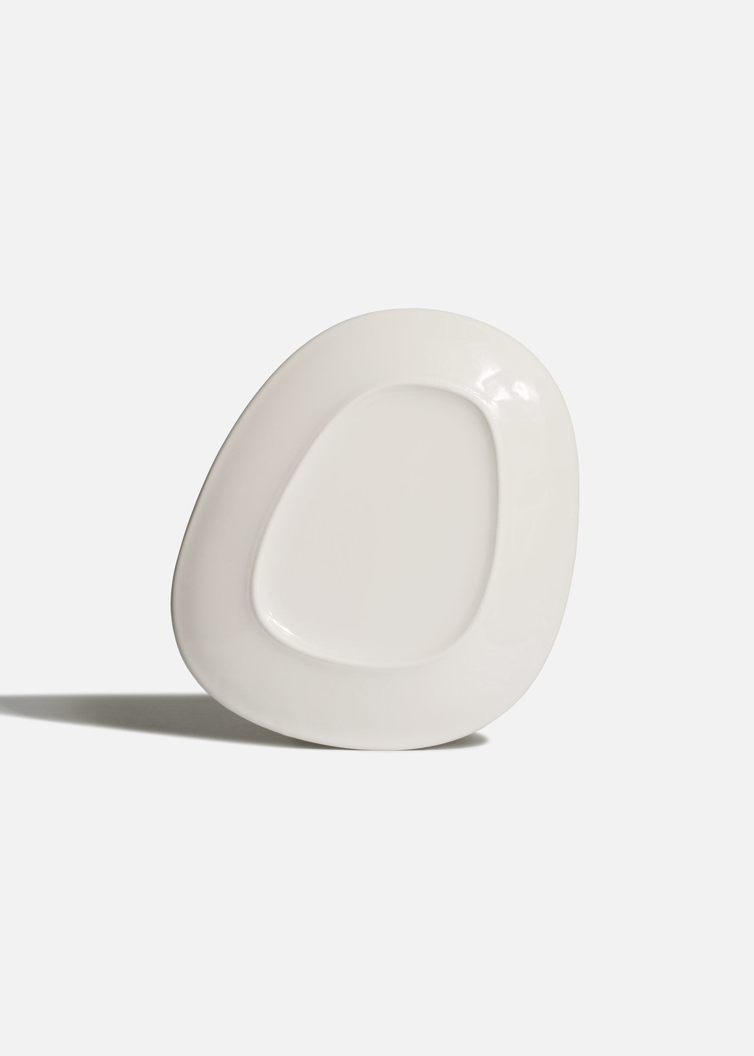 Plato de porcelana blanco Vago con borde ligeramente elevado