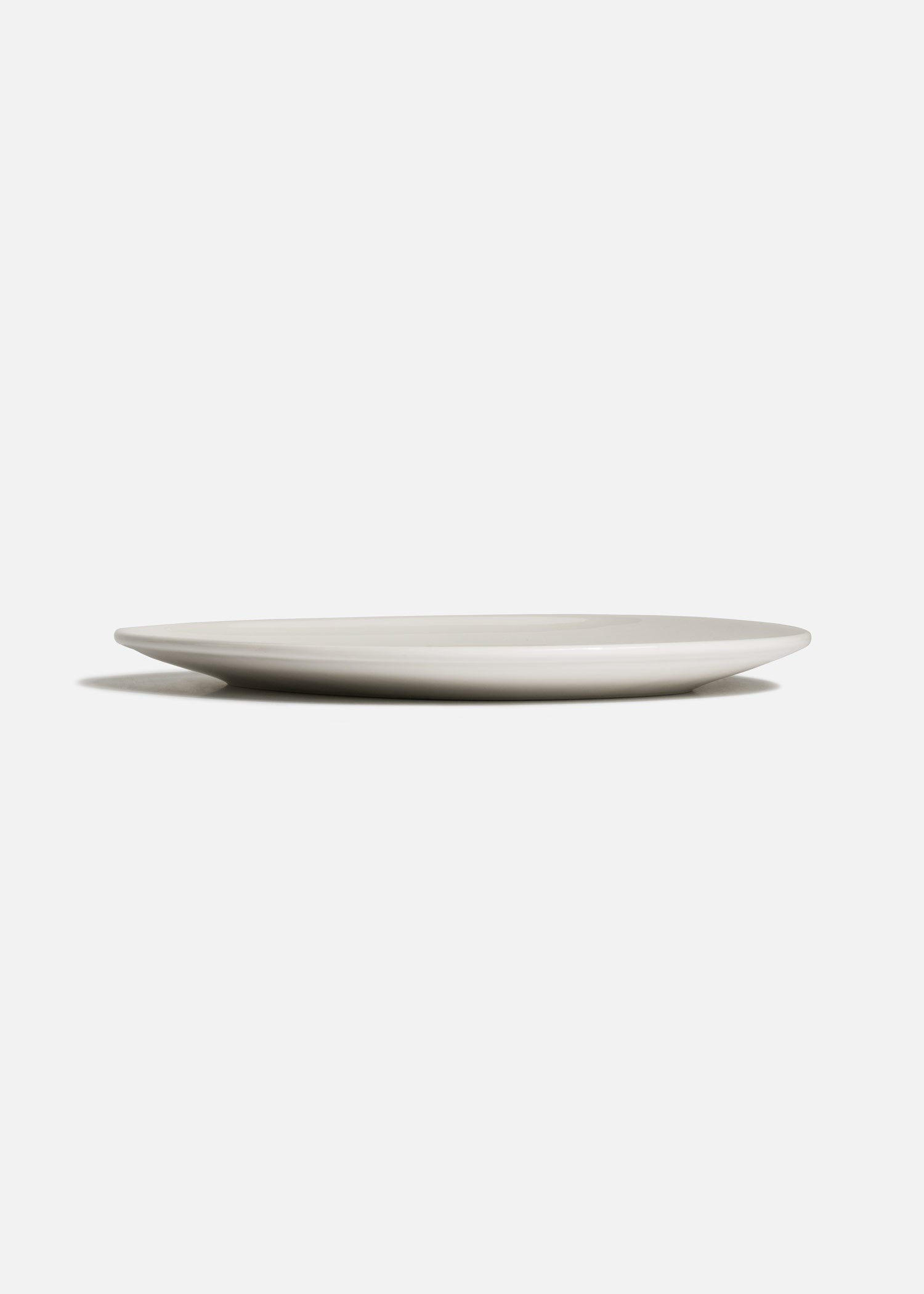 Plato de porcelana blanco Vago con diseño asimétrico