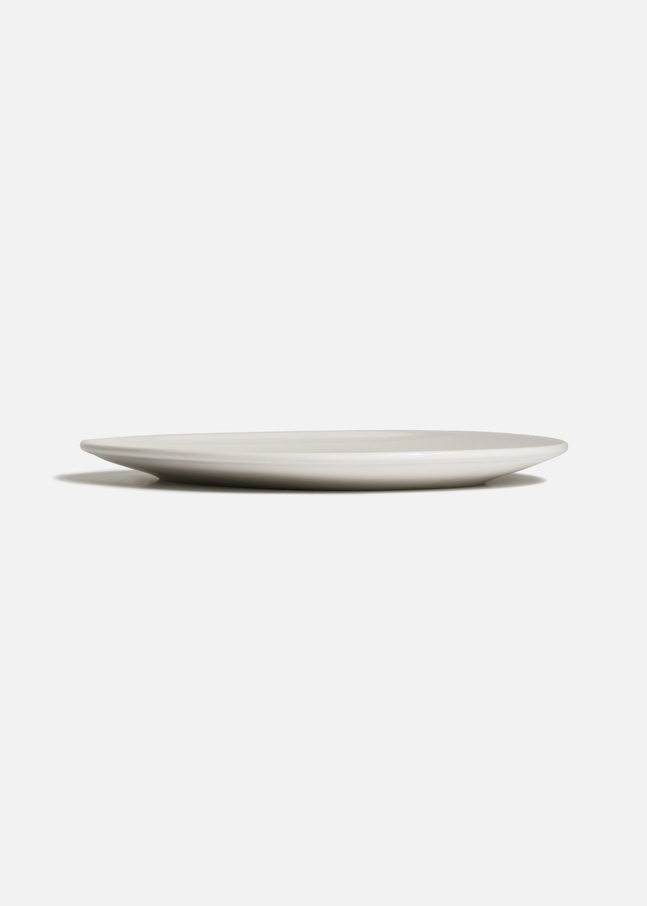 Plato de porcelana blanco Vago con diseño asimétrico