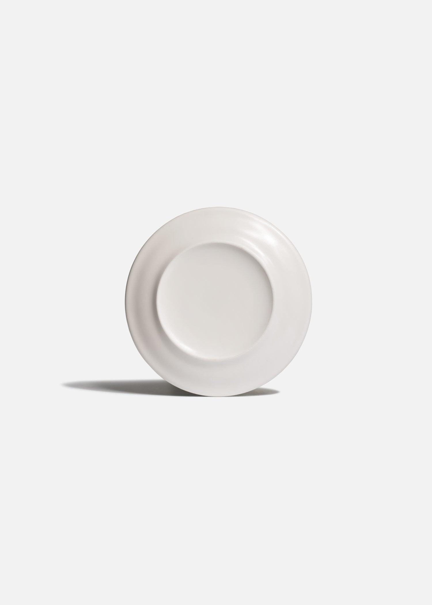 Detalle del borde azul del plato de porcelana Harena