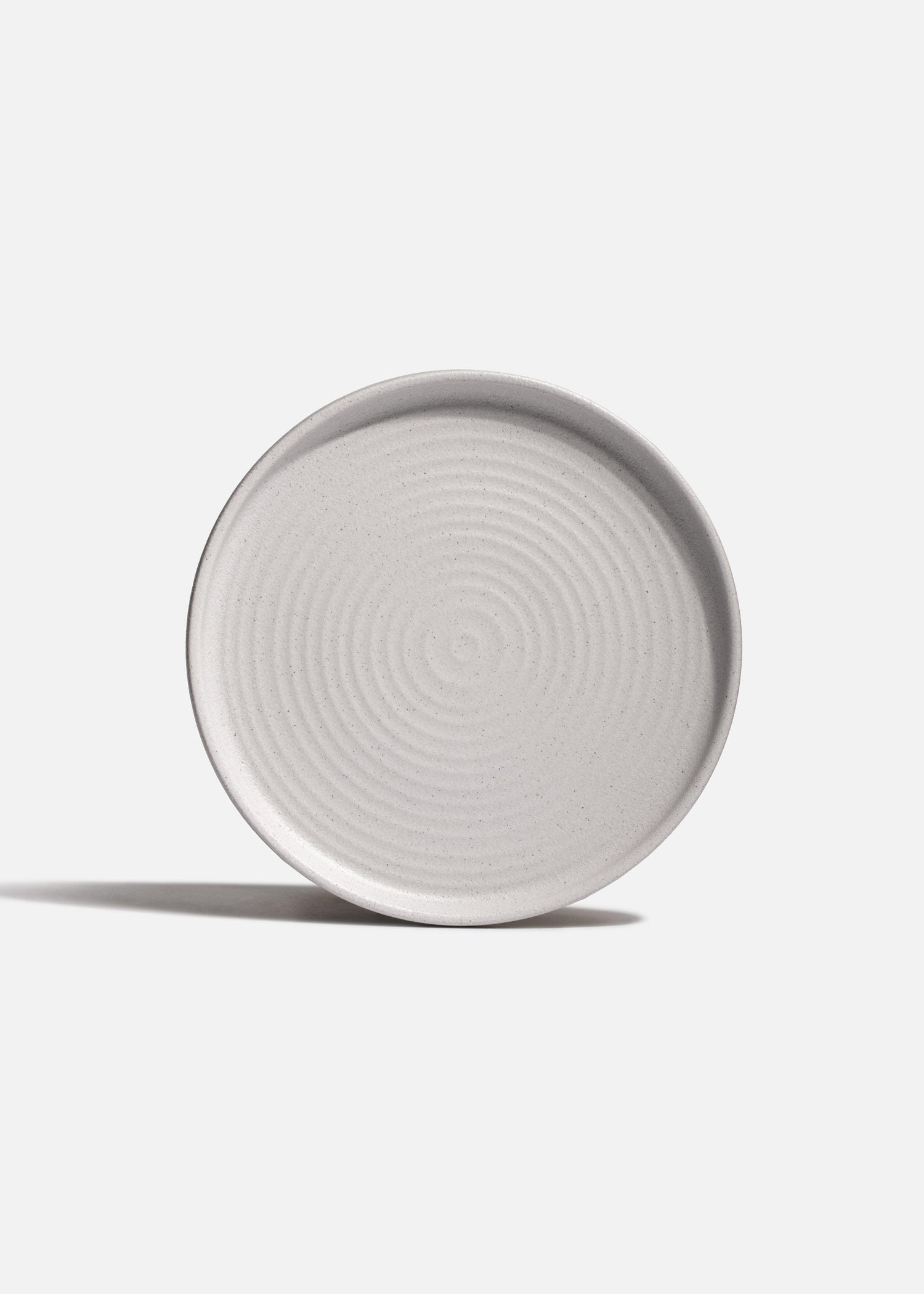 Vista frontal del plato trinche Liora Ripple