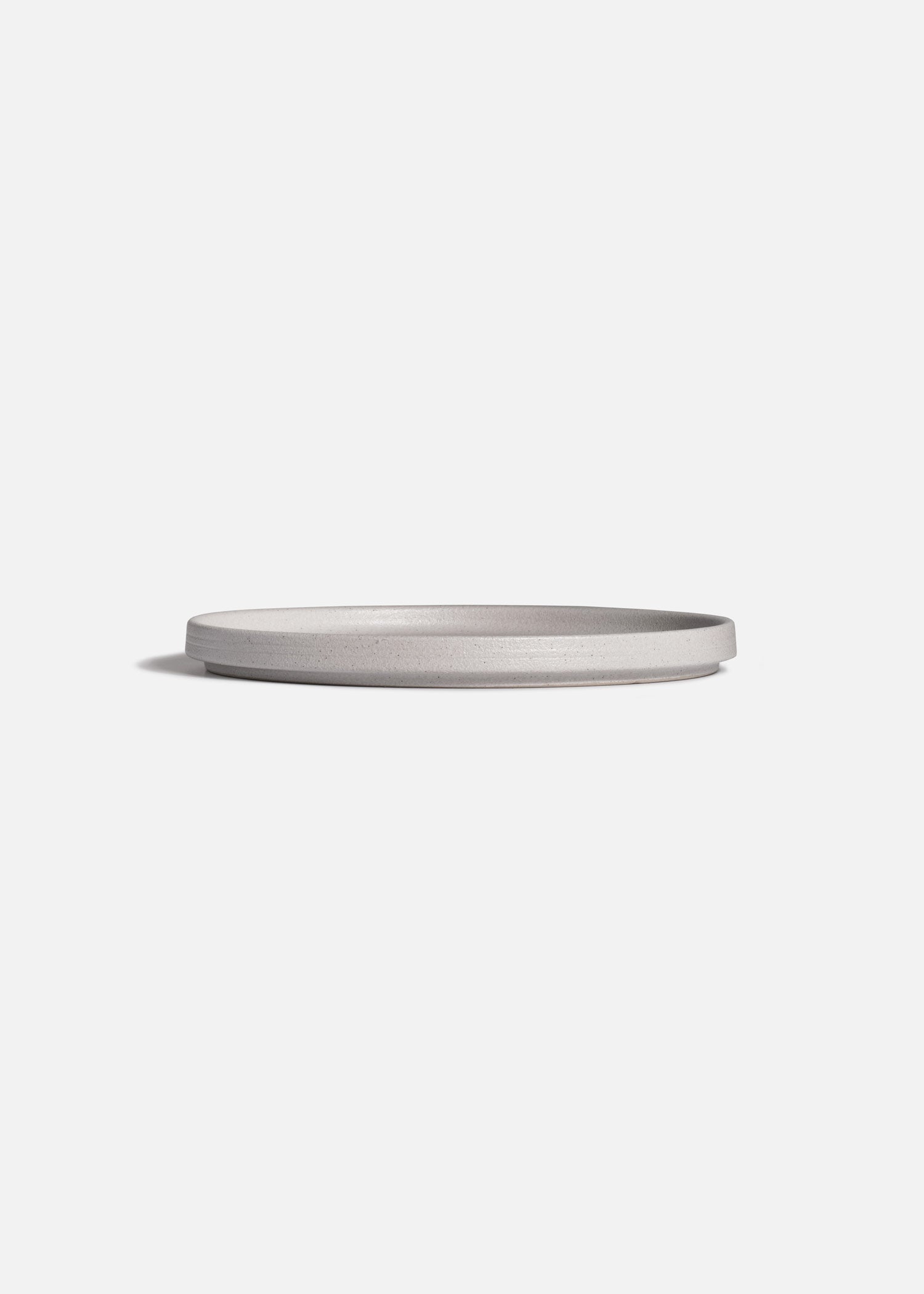 Detalle de círculos concéntricos del plato Liora Ripple