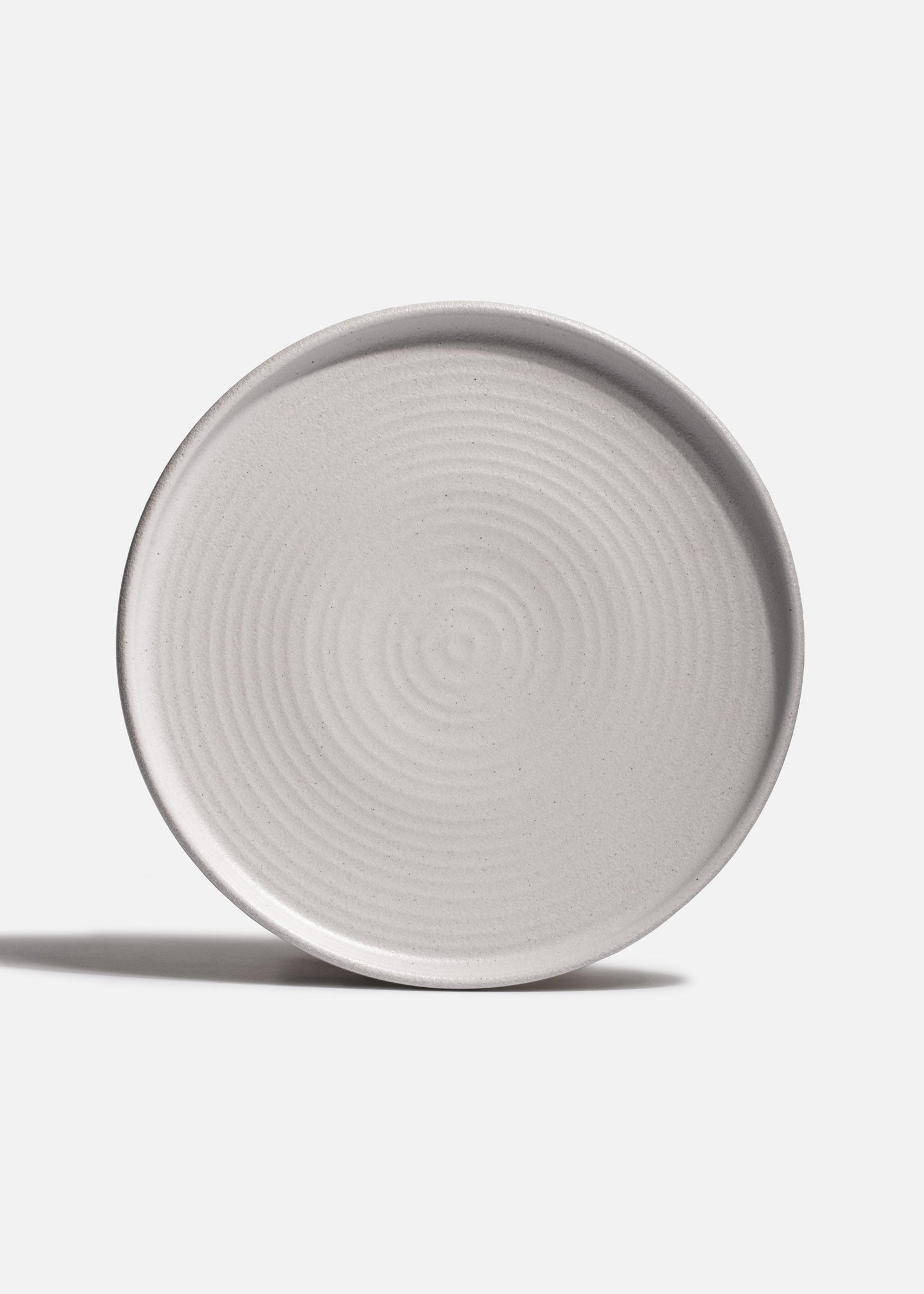 Vista frontal del plato trinche Liora Ripple 26 cm