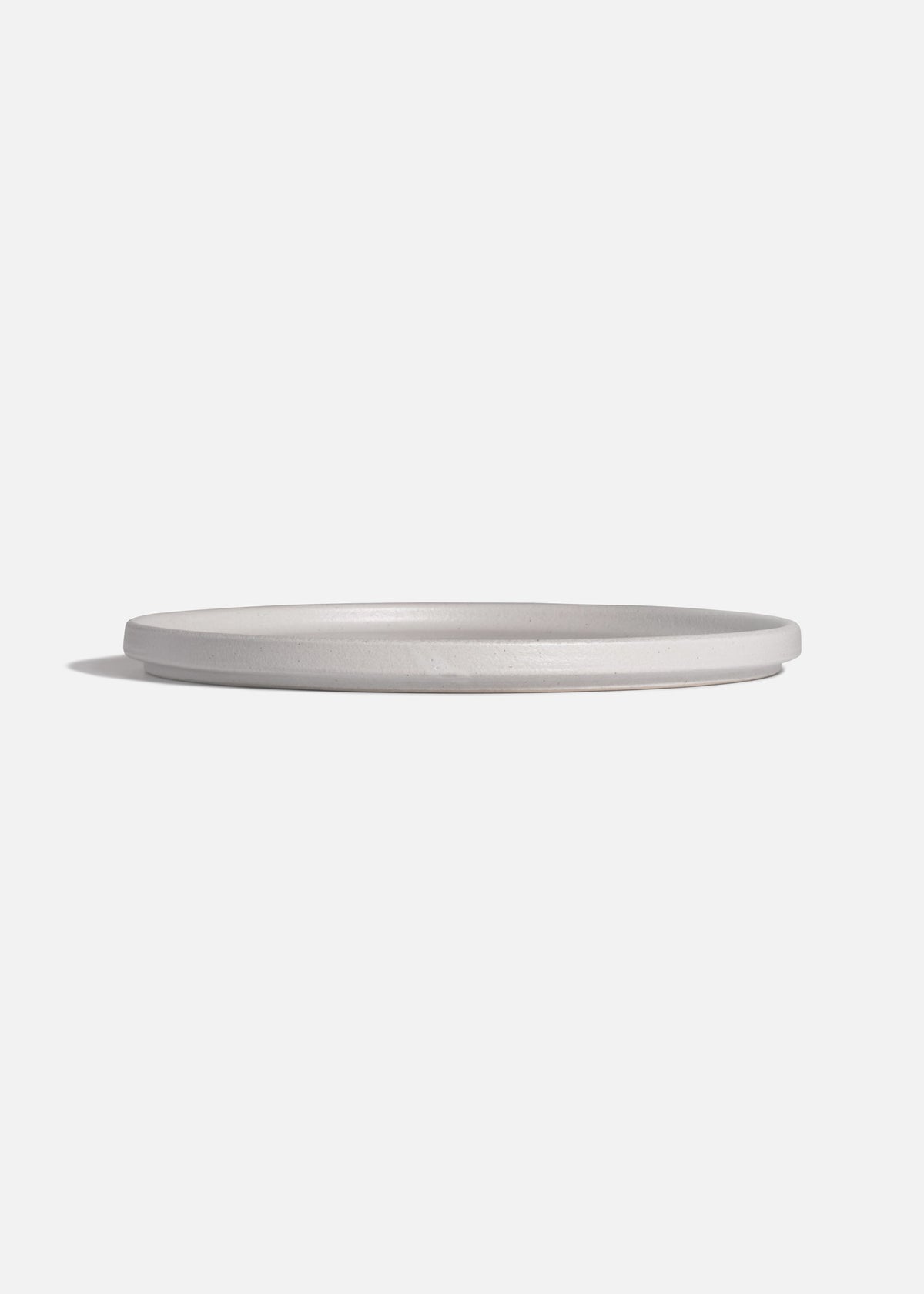 Detalle de círculos concéntricos del plato Liora Ripple