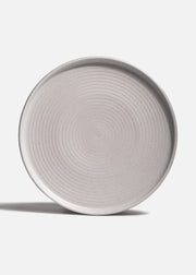Vista frontal del plato Liora Ripple de 28 cm