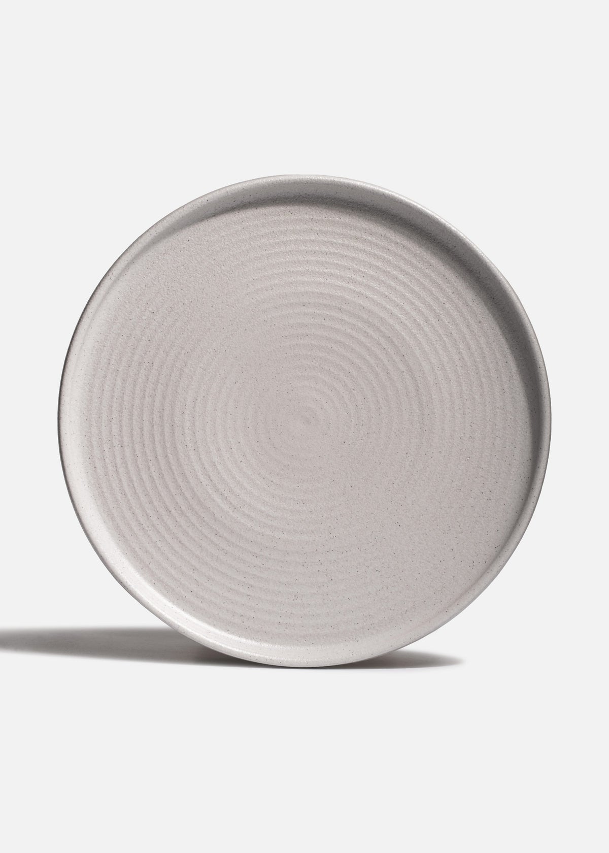 Vista frontal del plato Liora Ripple de 28 cm