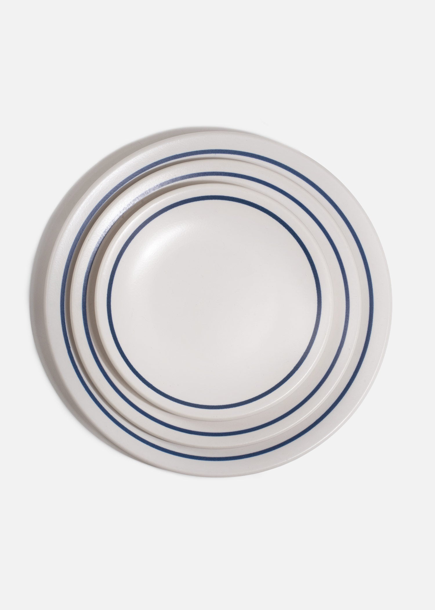 Detalle del ala del plato Regina Alaska filo azul