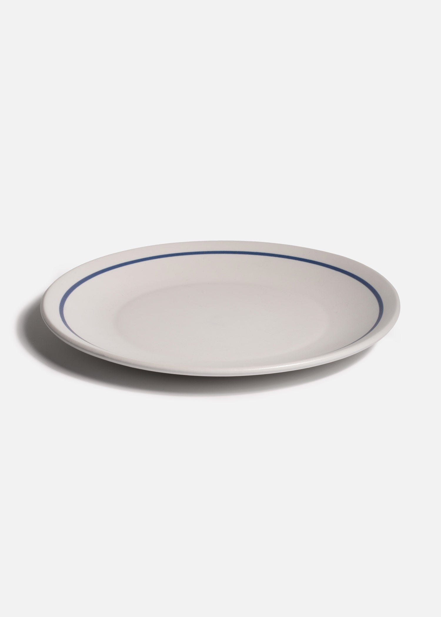 Plato blanco con borde azul para restaurante y hotel