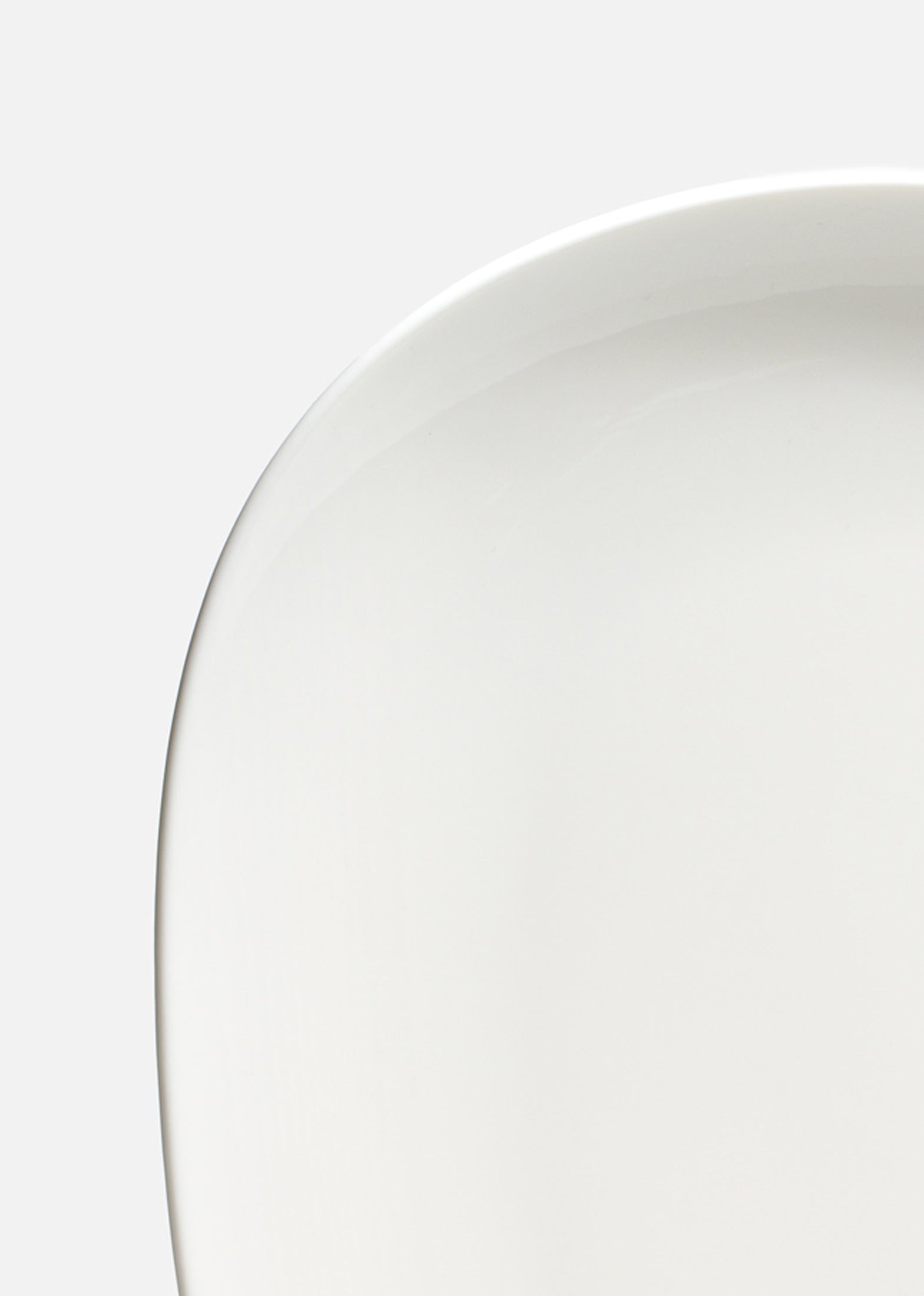 Bowl de porcelana blanco con perfil bajo y abierto