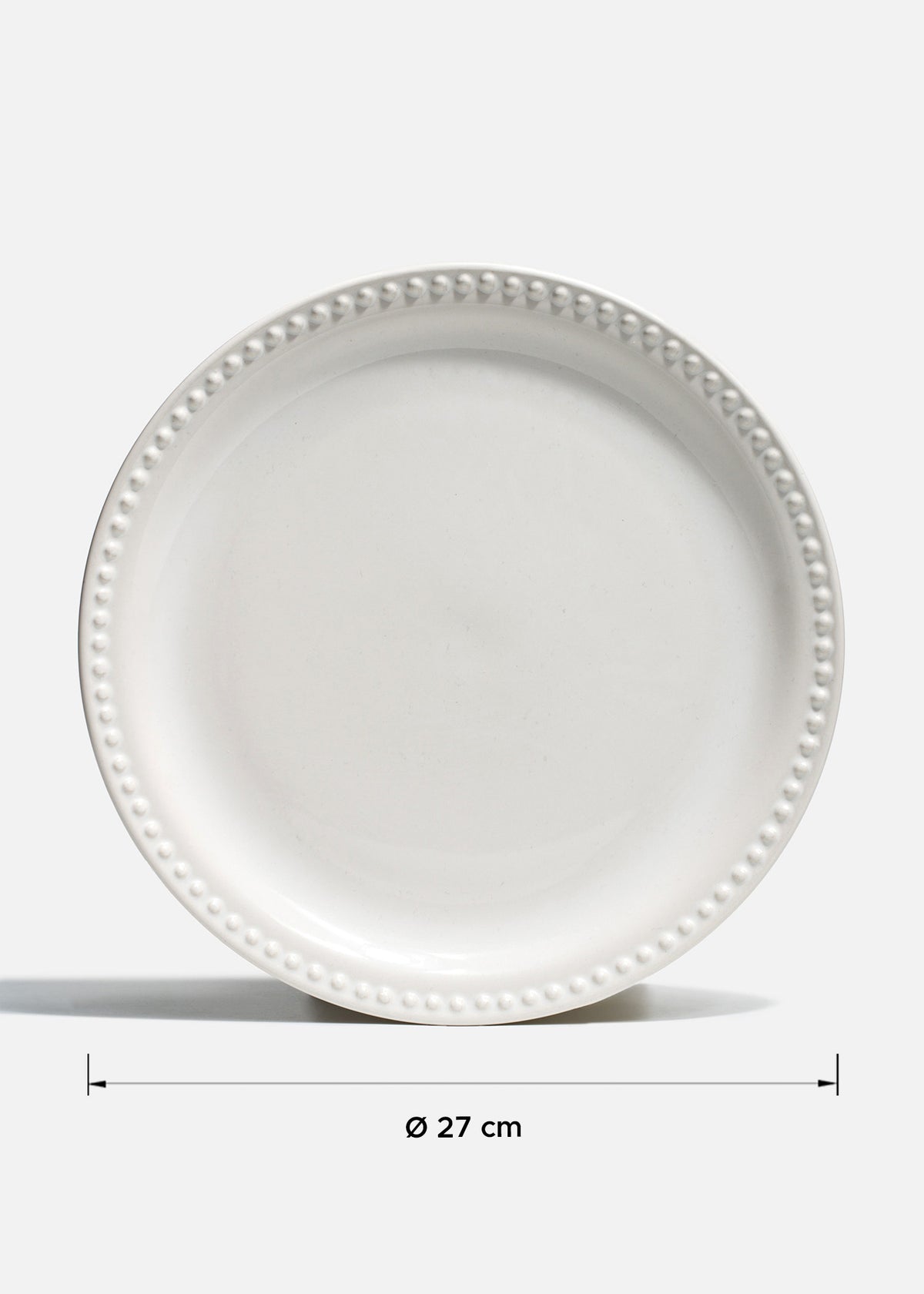 Plato de cerámica blanco con borde decorativo en relieve