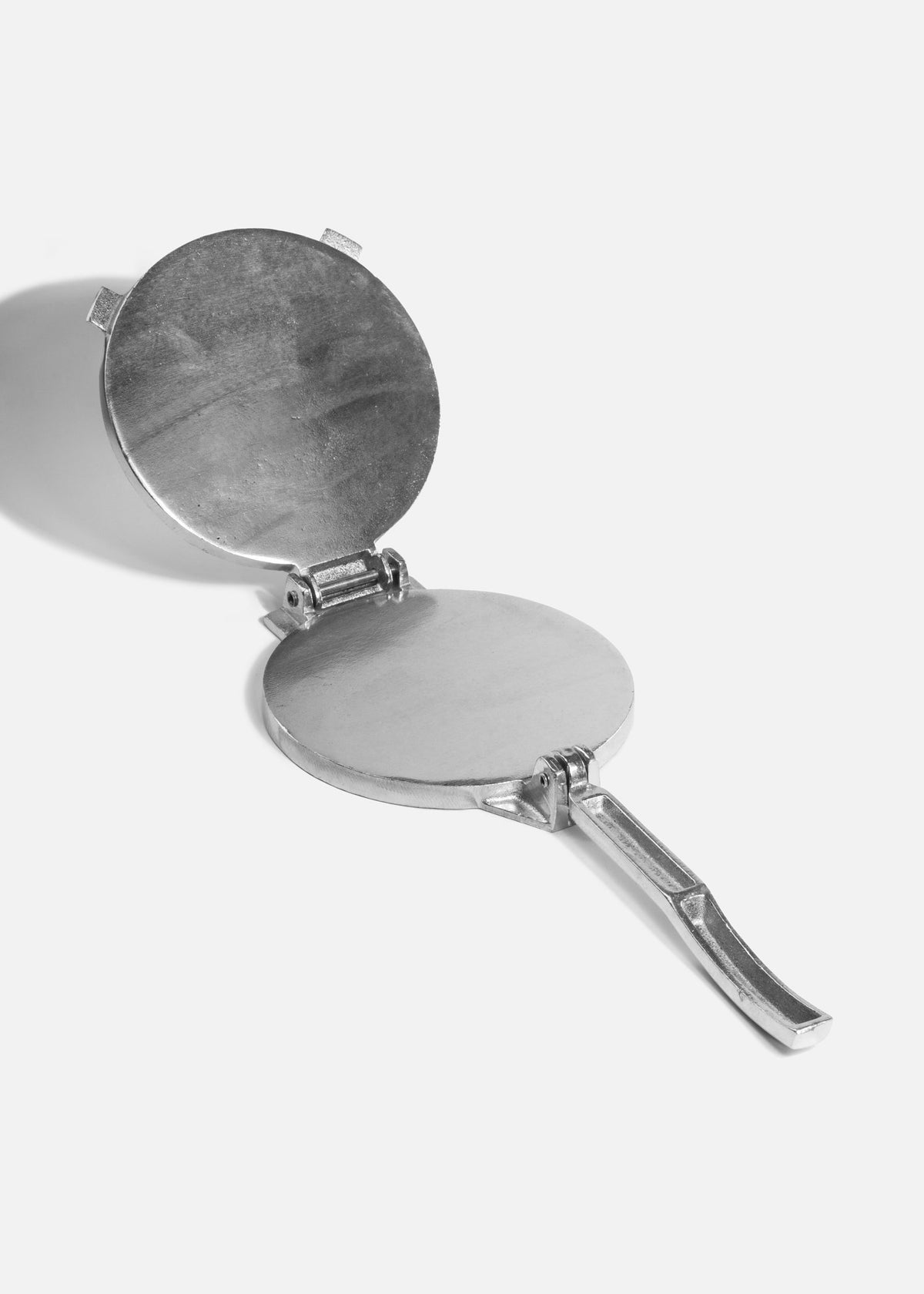 Prensa manual para tortillas de aluminio color plata de 18 cm, vista superior abierta