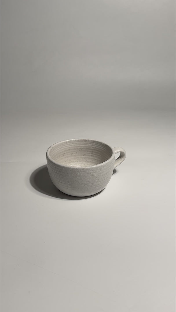 Cargar vídeo: Video del acabado marfil y diseño Ripple de la taza para capuchino Liora