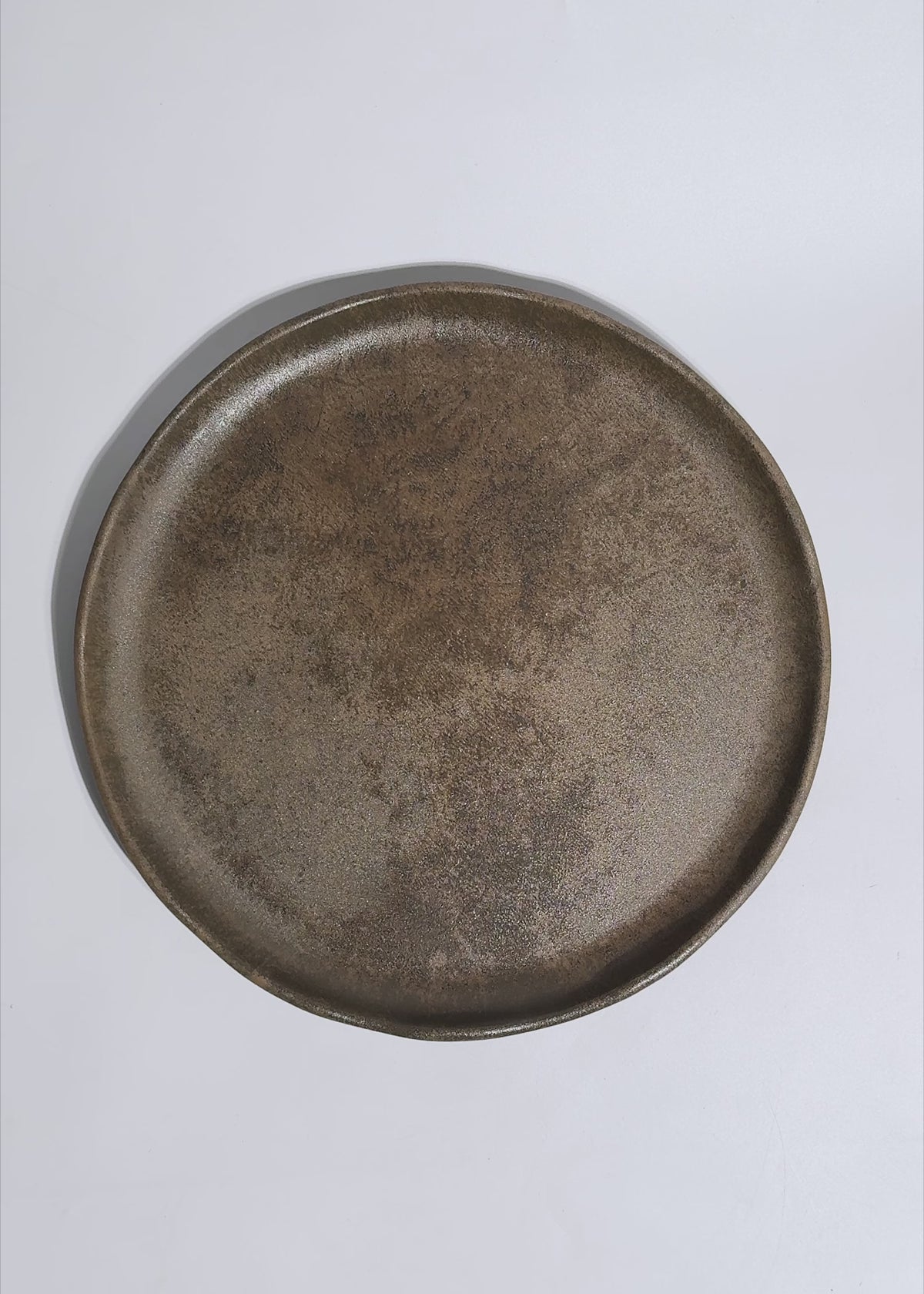 Cargar vídeo: Video de estudio del plato trinche Cresta Bazalith de porcelana café de 27 cm.