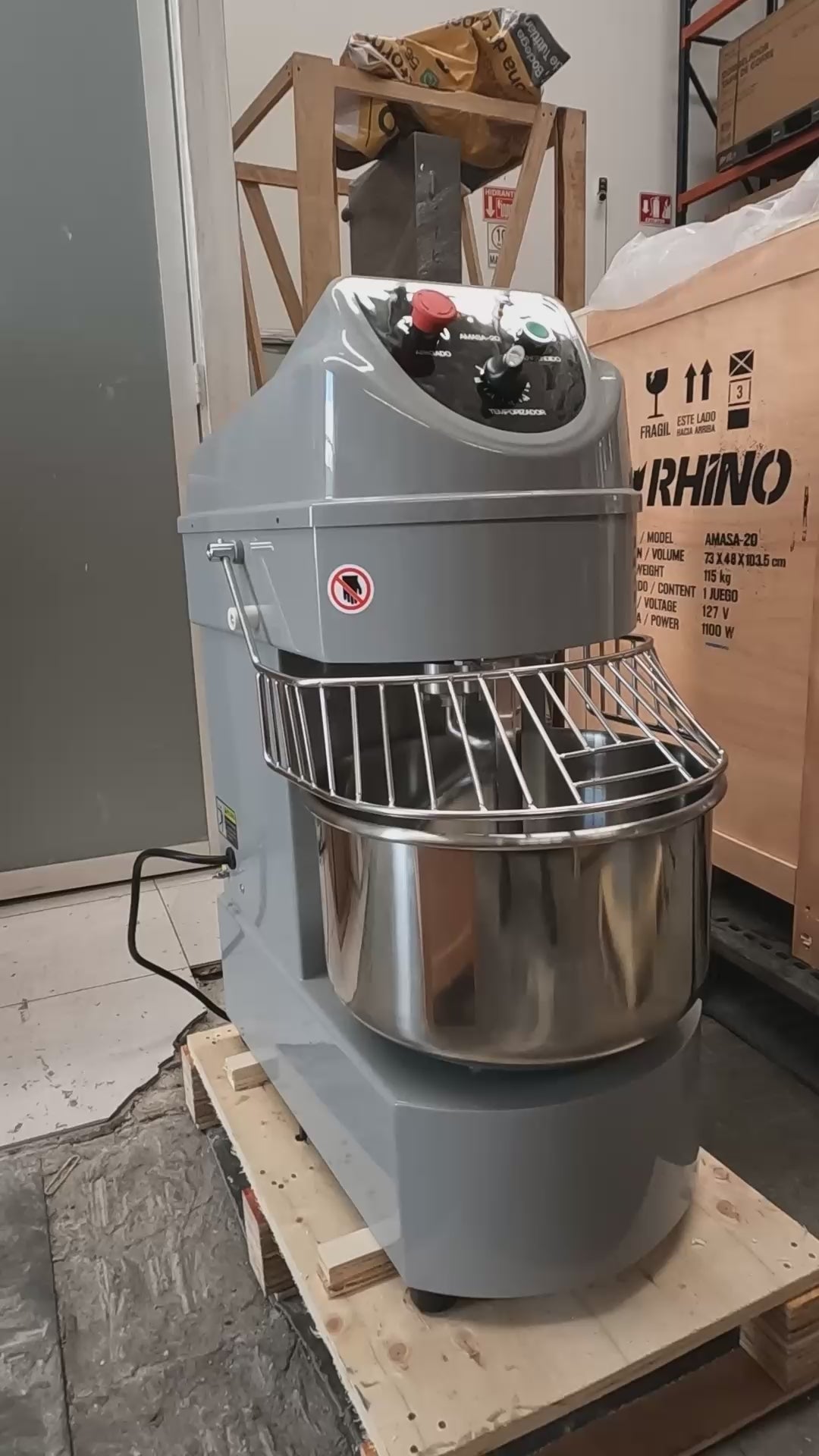 Cargar vídeo: video detalles mezcladora de masa maha
