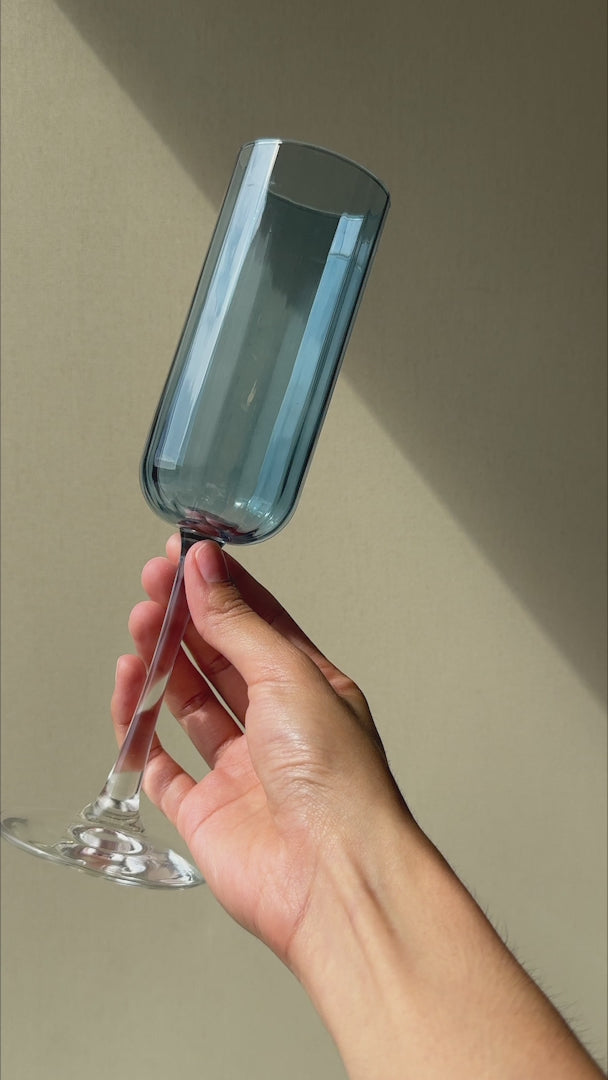 Cargar vídeo: Video con luz natural de copa flauta Linear azul zafiro para espumosos.