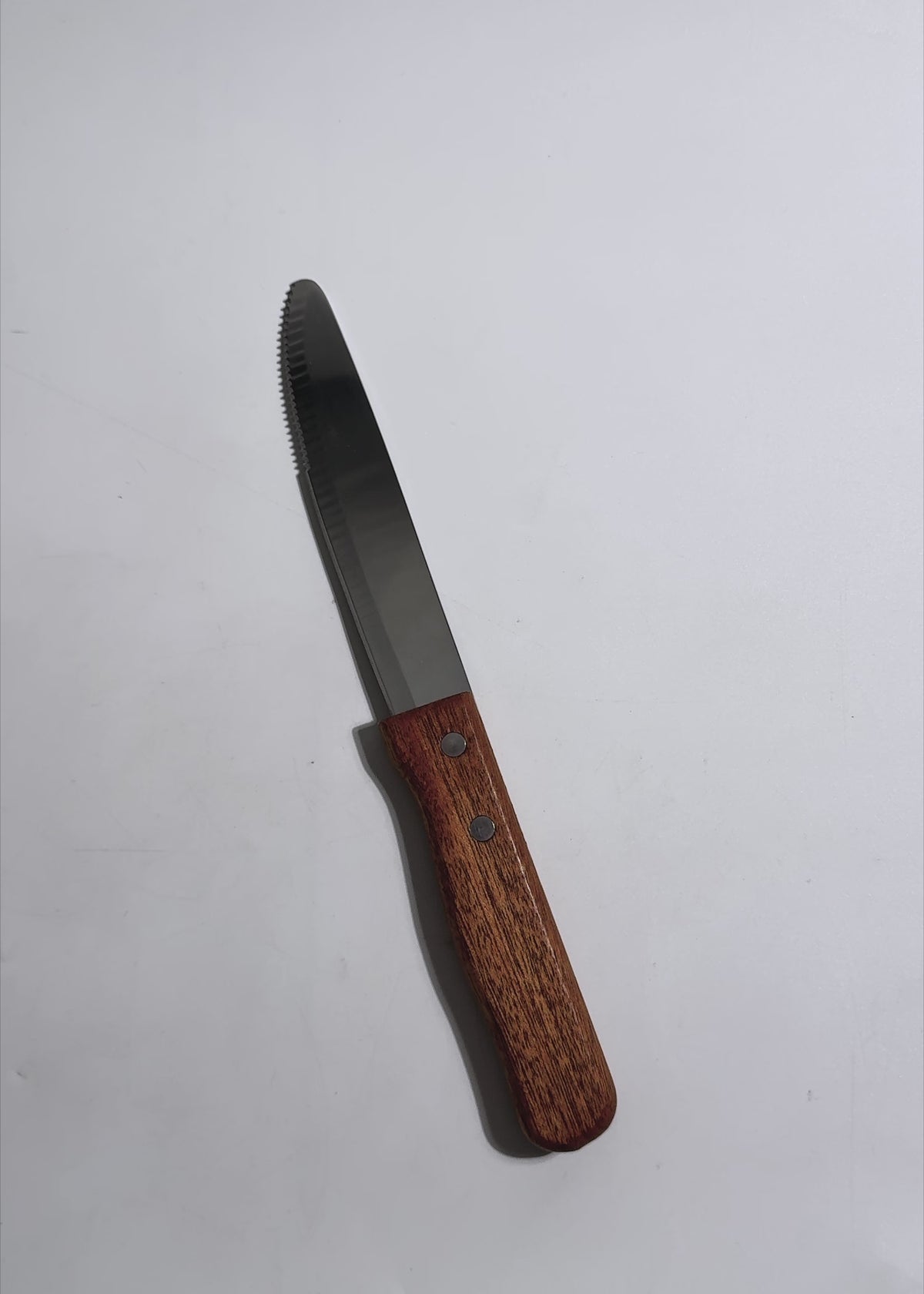Cargar vídeo: Video de estudio del cuchillo de mesa para carne de acero inoxidable con mango de madera café de 25.5 cm.