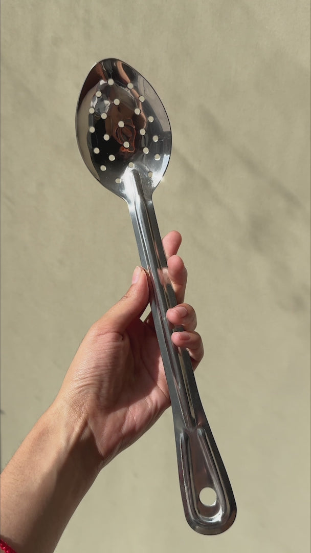 video detalles cuchara de servicio perforada maha