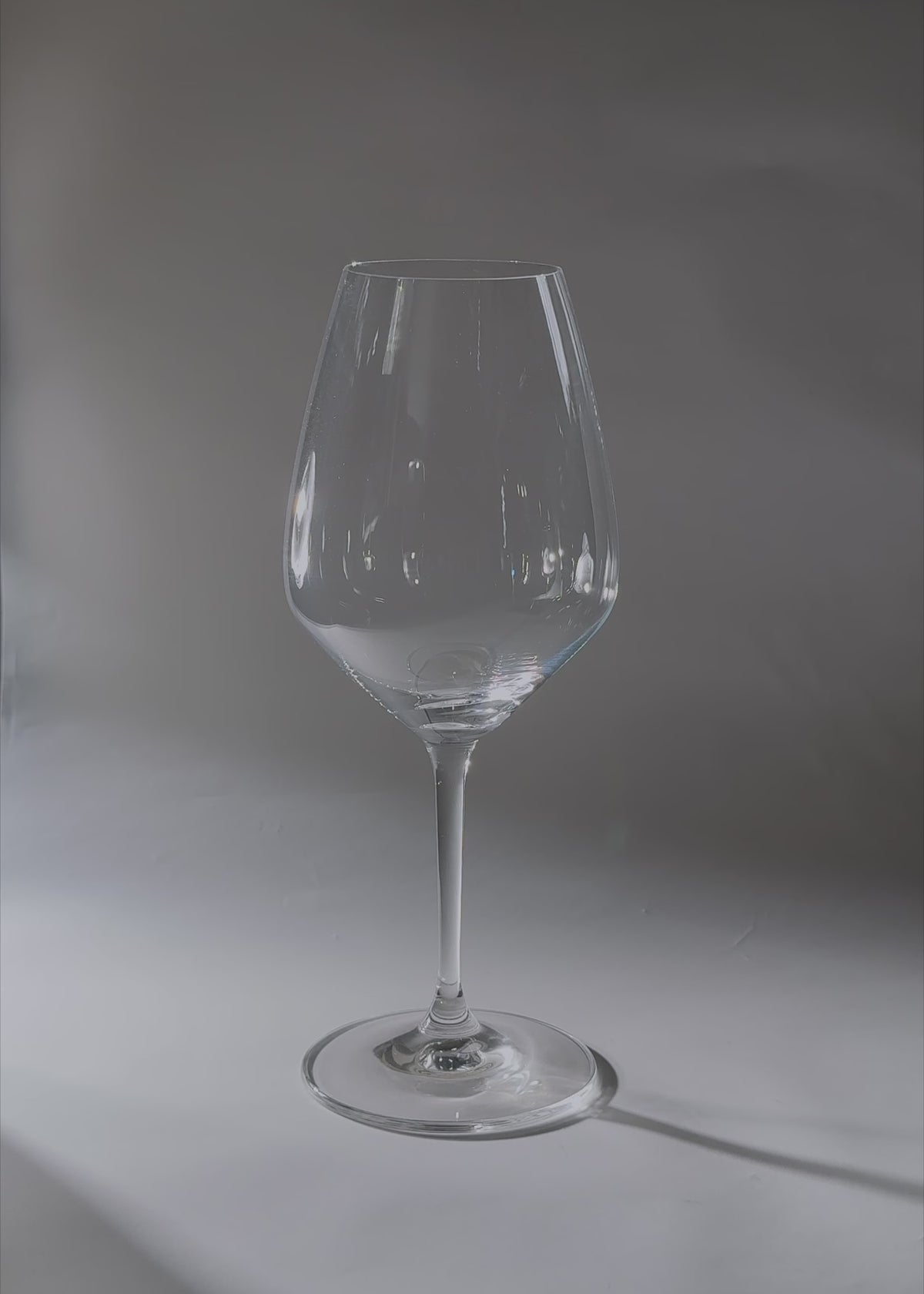 Cargar vídeo: Video de estudio de la copa Extreme Riedel para vino tinto de 709 ml.