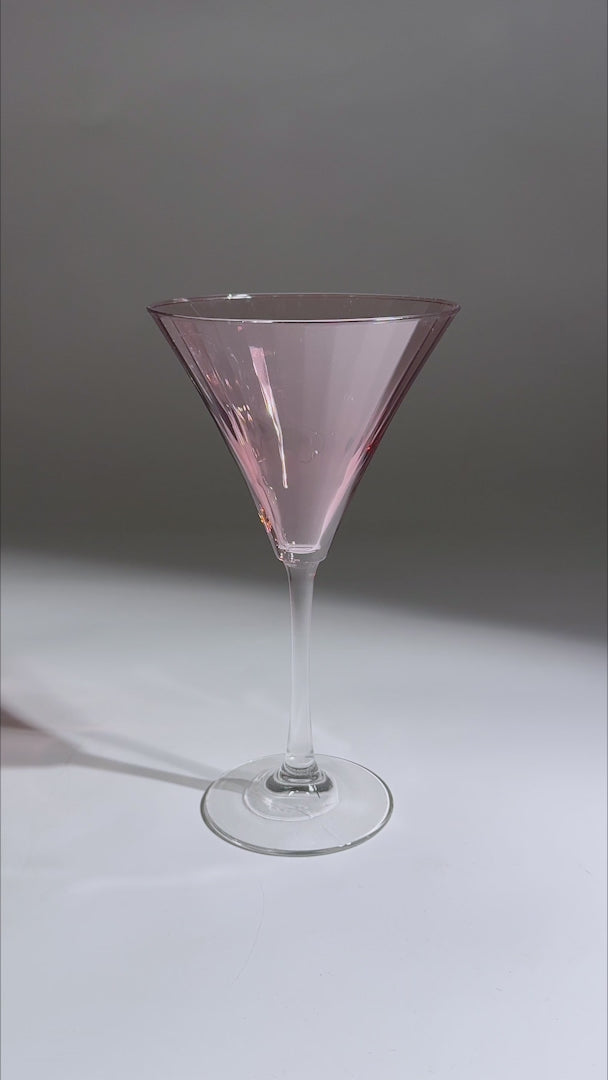 Cargar vídeo: Video del cáliz rosa, tallo y base de la copa martini Linear Blush