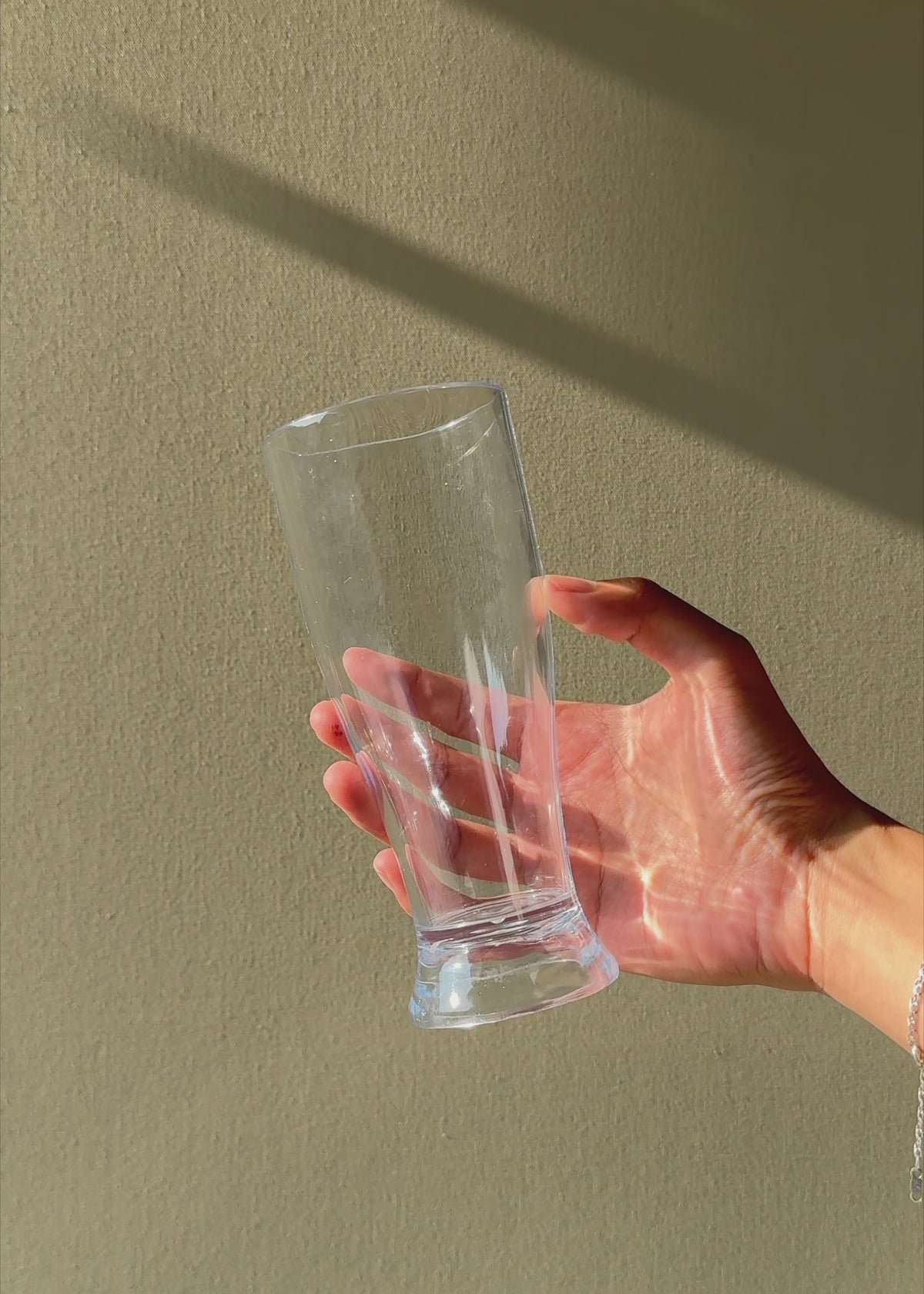 Cargar vídeo: Video con luz natural del vaso cervecero transparente de policarbonato tipo Weizen de 325 ml.