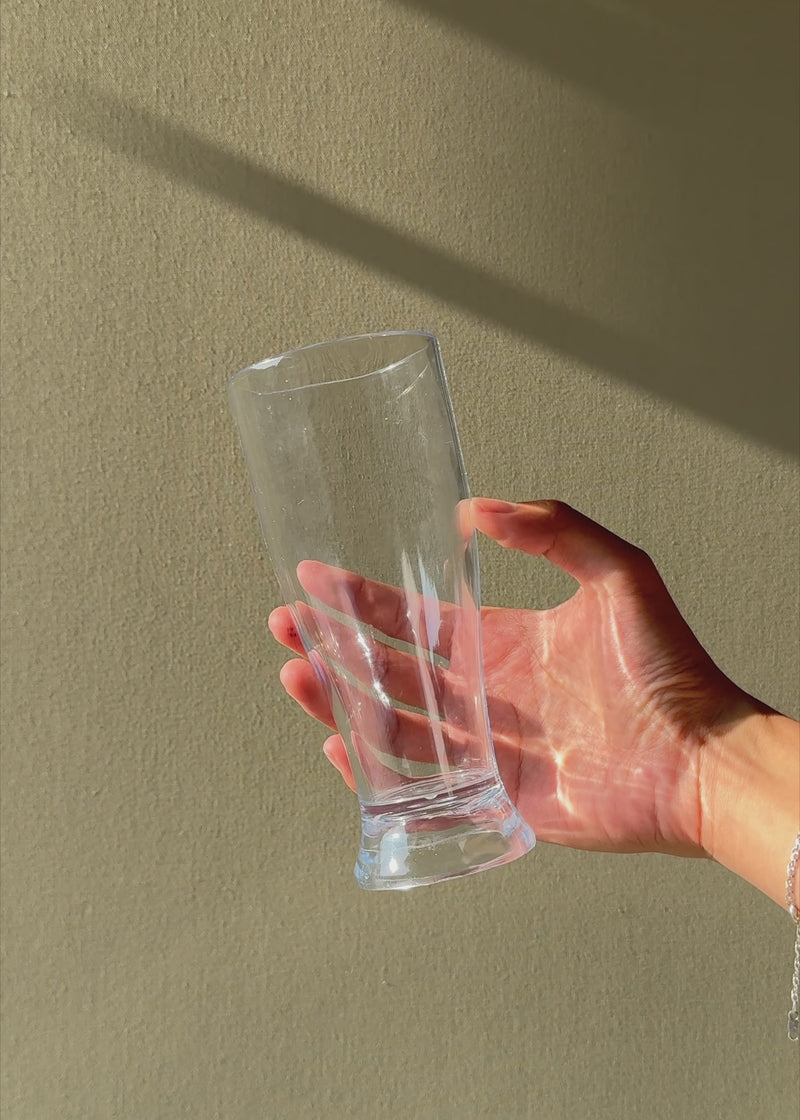 Video con luz natural del vaso cervecero transparente de policarbonato tipo Weizen de 325 ml.