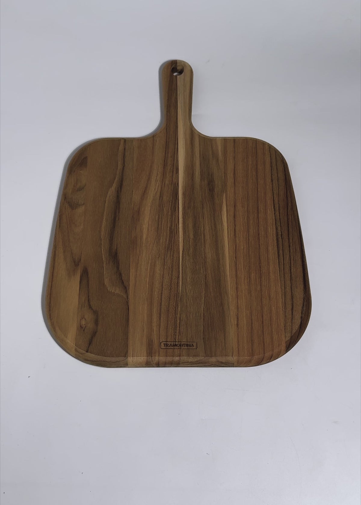 Cargar vídeo: Video de estudio de tabla para quesos de teca con mango Tramontina Provence.