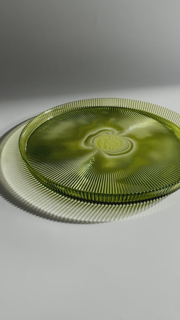 Cargar vídeo: Plato base de vidrio verde olivo ala altas 31.5 cm