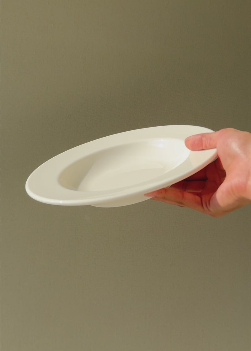 Video demostrativo de plato hondo de porcelana para servicio profesional