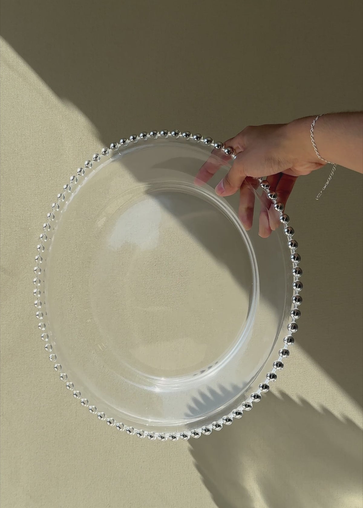Cargar vídeo: Video de Plato base de vidrio transparente con filo plata Perla Ø 21 cm para banquetes, hoteles, restaurantes, bodas y eventos