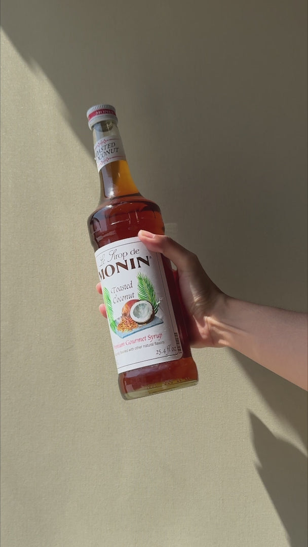 Cargar vídeo: Jarabe de coco tostado botella de vidrio Monin 750 ml