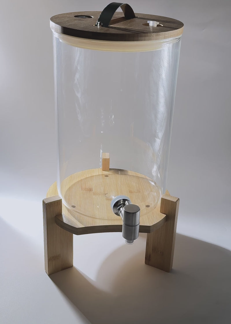 Video de estudio del dispensador de bebidas de borosilicato de 8 litros con base y tapa de bambú.