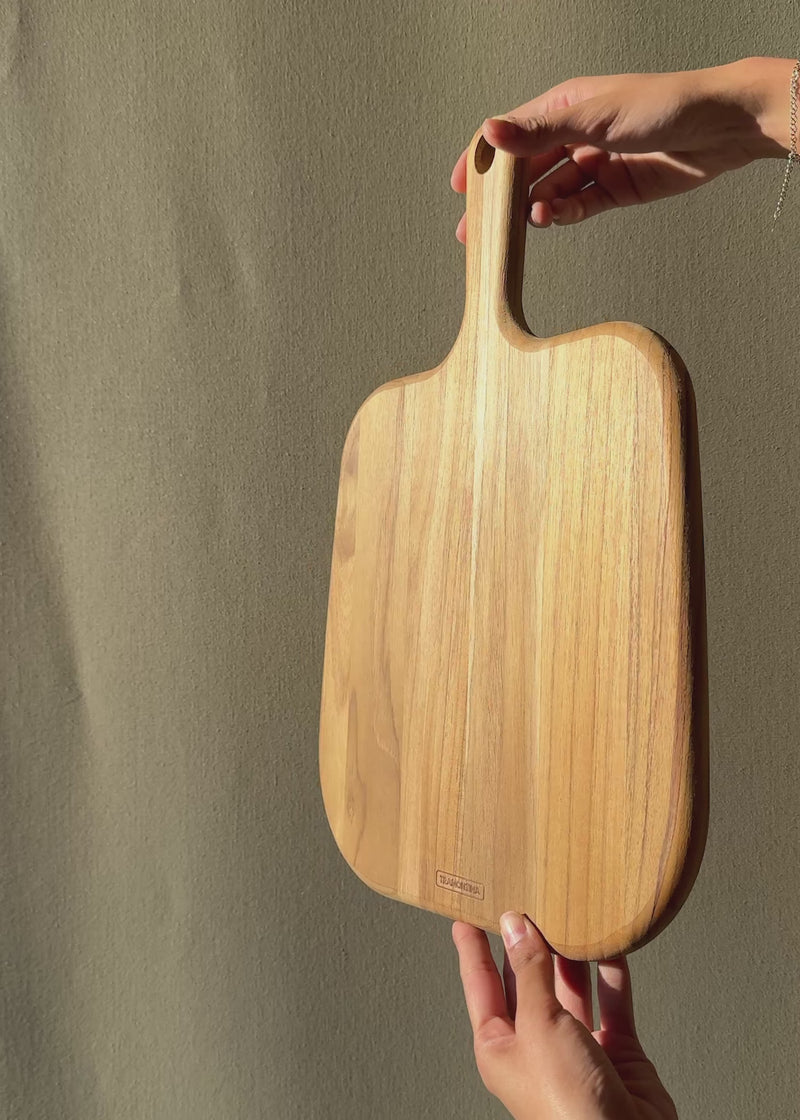 Video con luz natural de tabla para quesos y embutidos de teca Provence.
